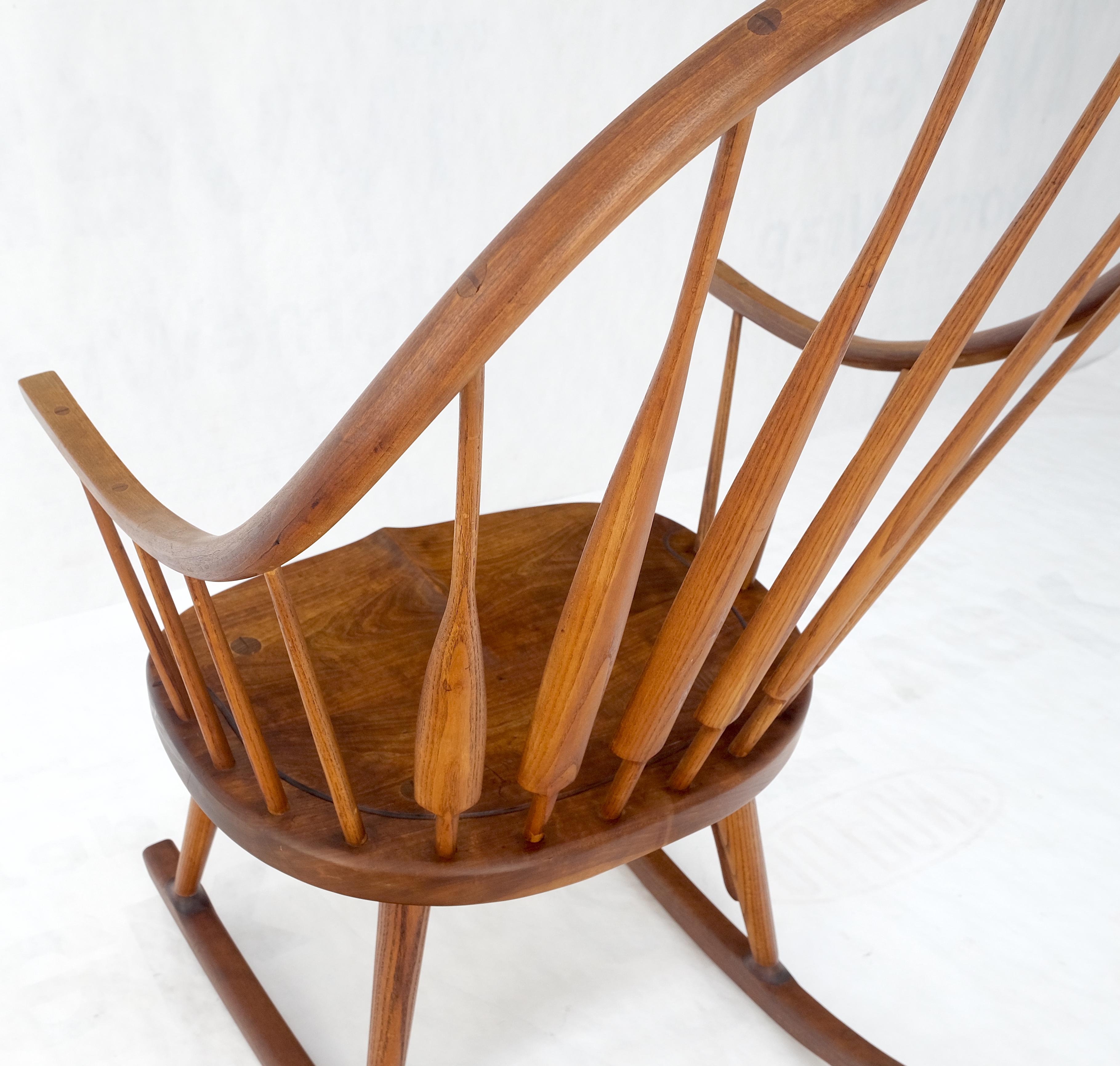 Laqué Très belle chaise à bascule en châtaignier massif signée par l'artiste et fabriquée en Studio.  en vente