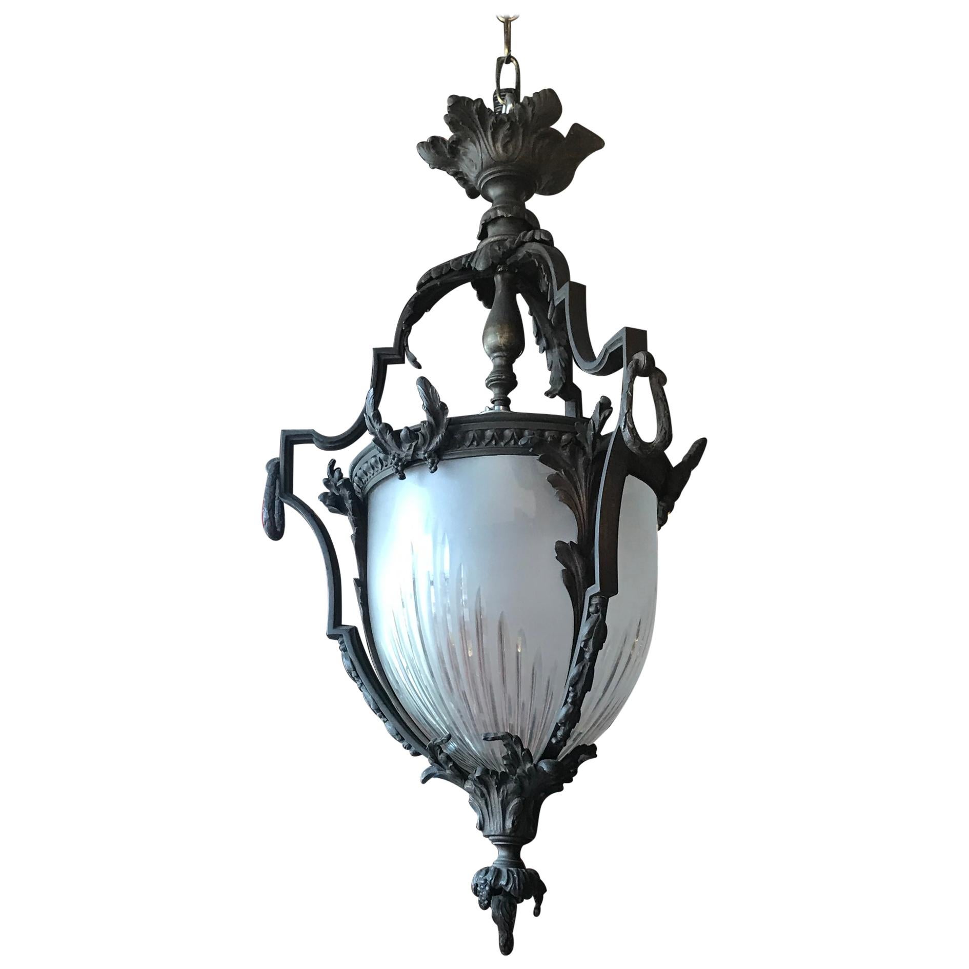 Très belle lanterne en bronze avec dôme découpé à la main en vente