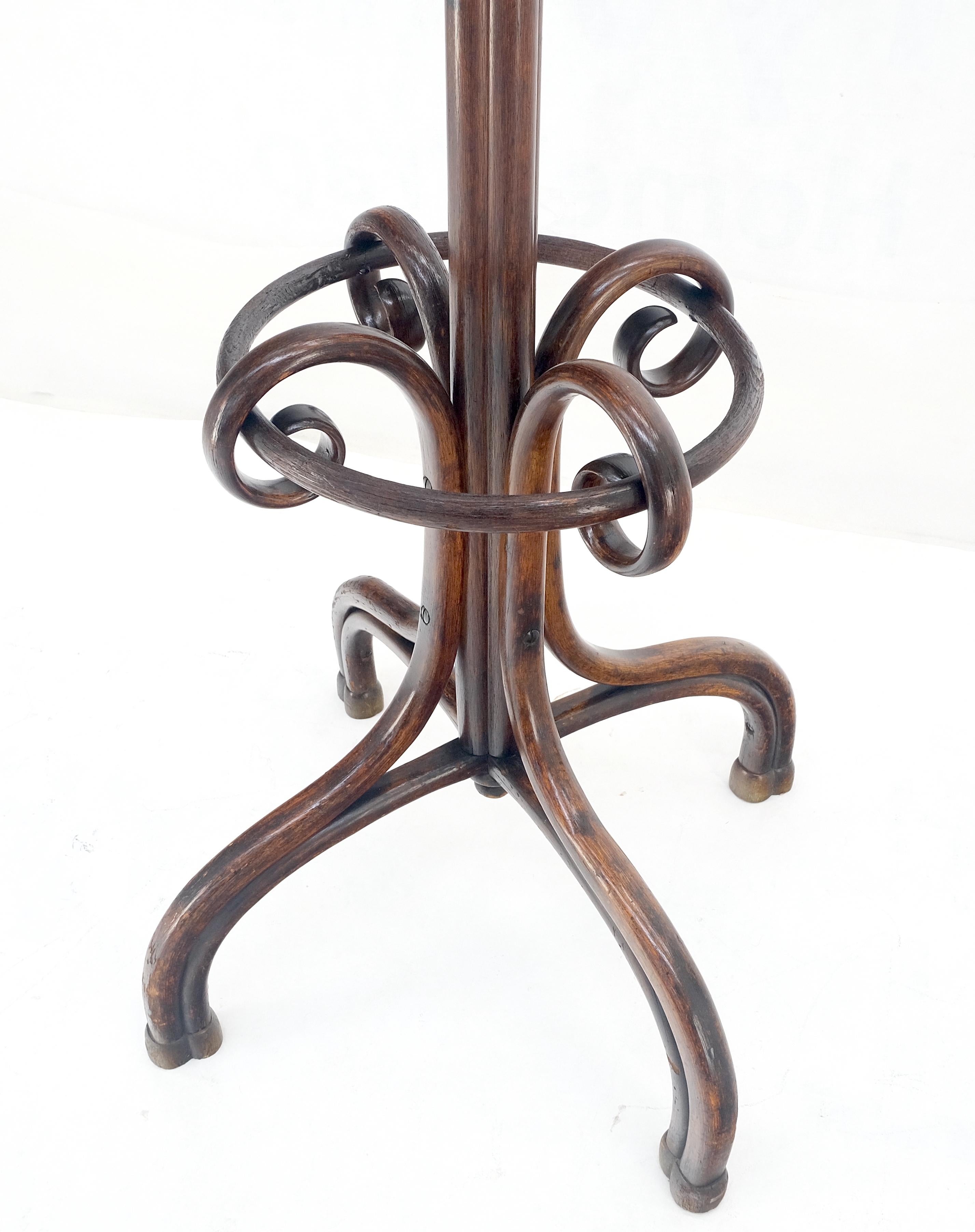Américain Très belle Thonet c1920s Atr. Porte-manteau tournant en hêtre courbé en vente
