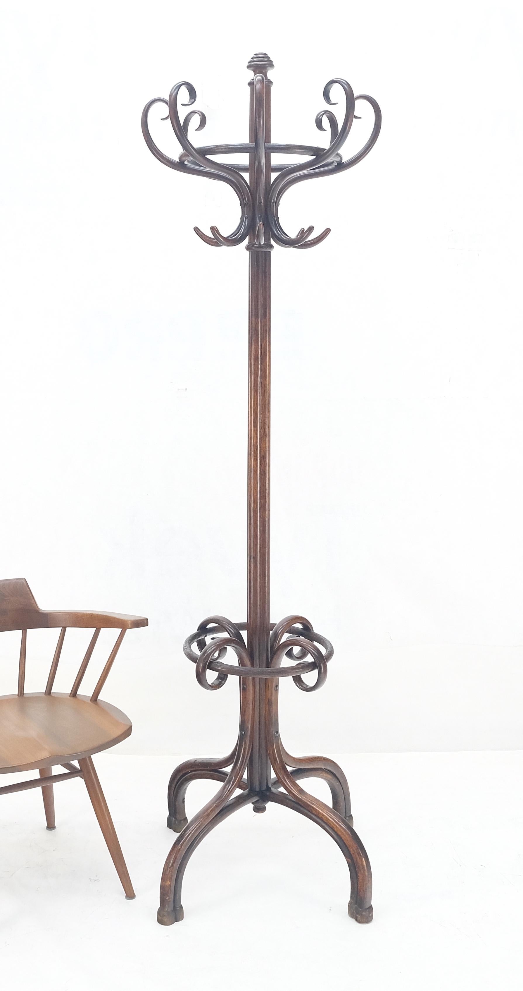Très belle Thonet c1920s Atr. Porte-manteau tournant en hêtre courbé Bon état - En vente à Rockaway, NJ