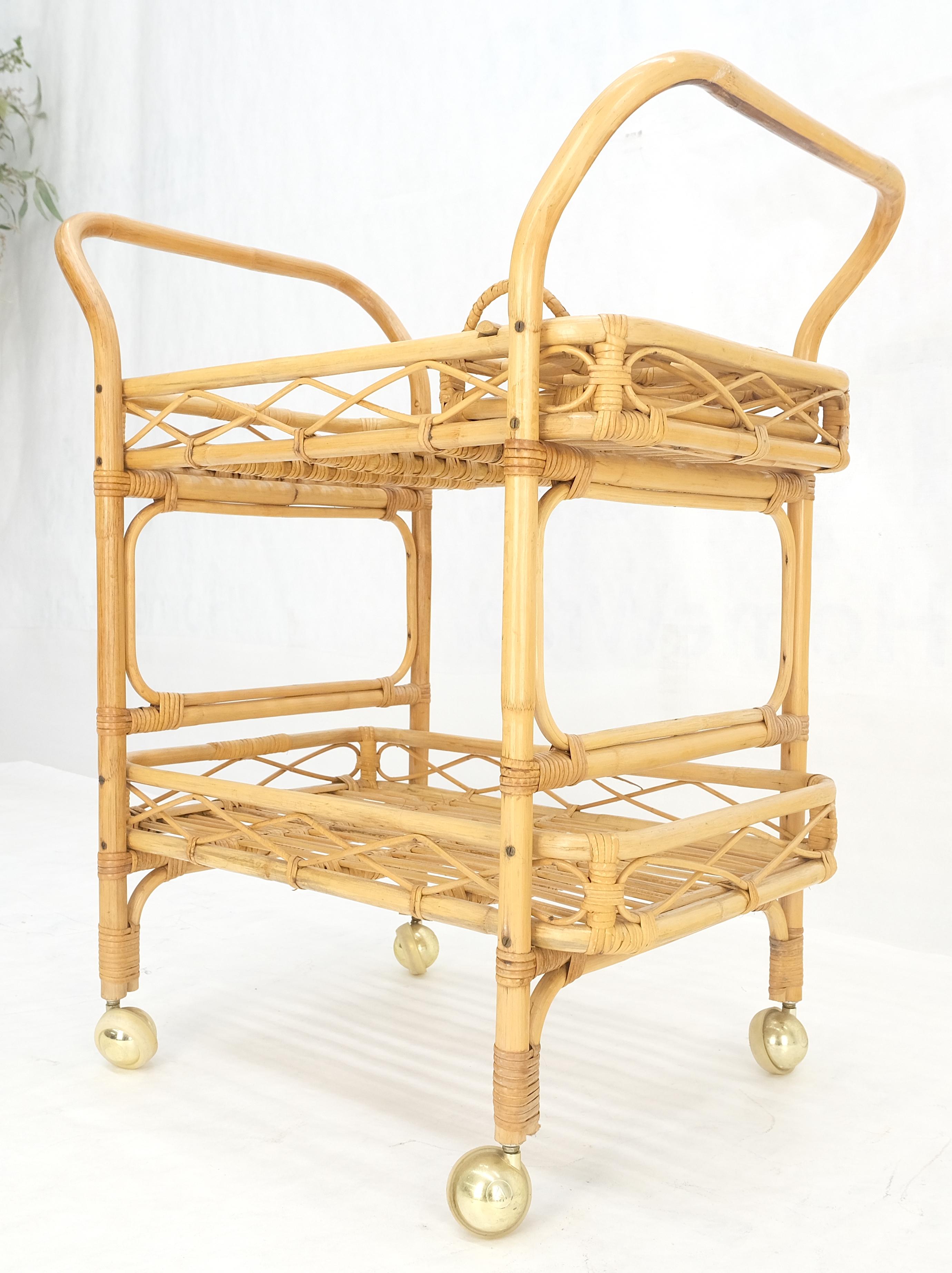 Muy fino c1950s Carro de servir de bambú curvado sobre ruedas con soportes para cajas de botellas MINT en venta 3