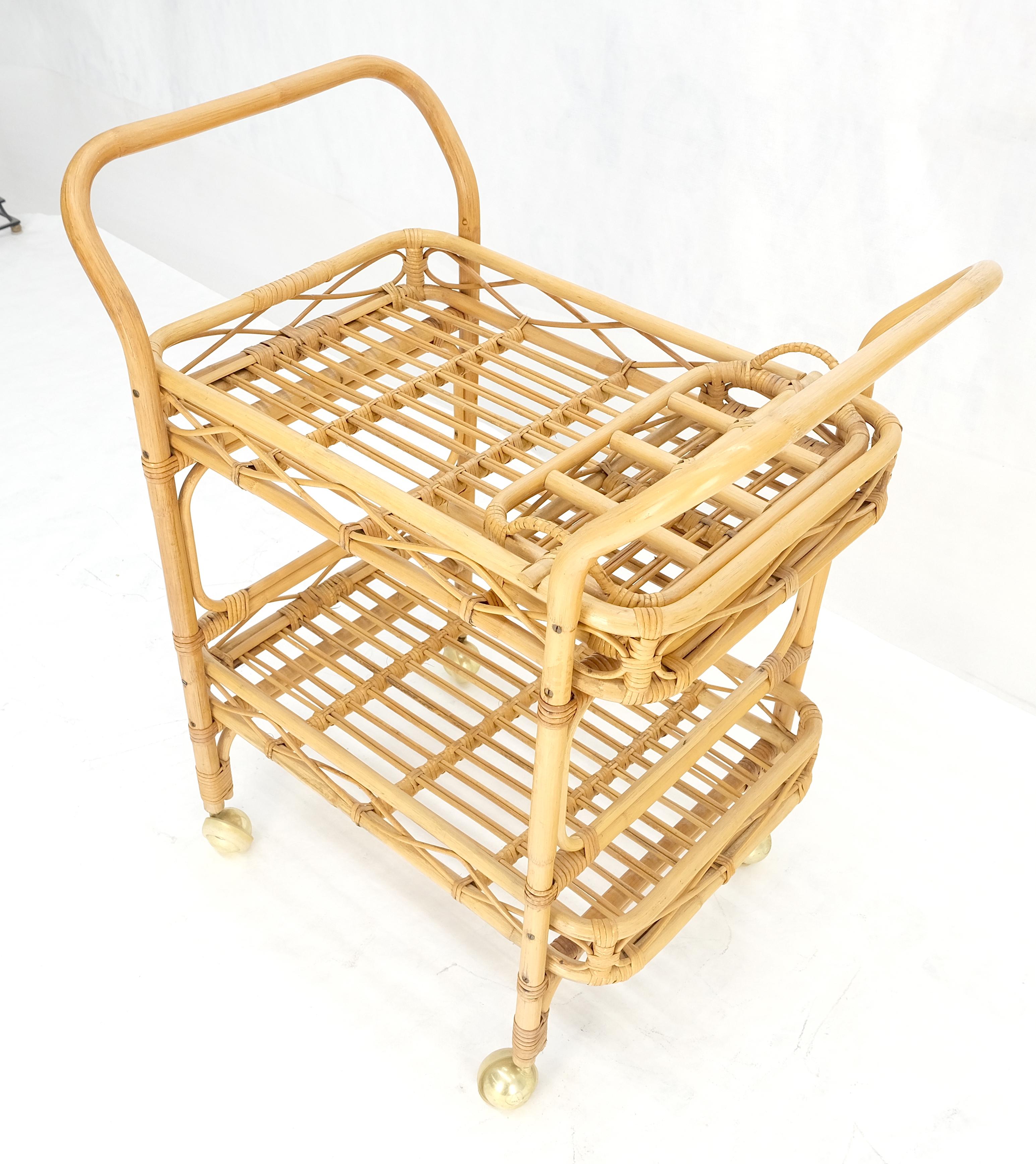 Muy fino c1950s Carro de servir de bambú curvado sobre ruedas con soportes para cajas de botellas MINT en venta 4