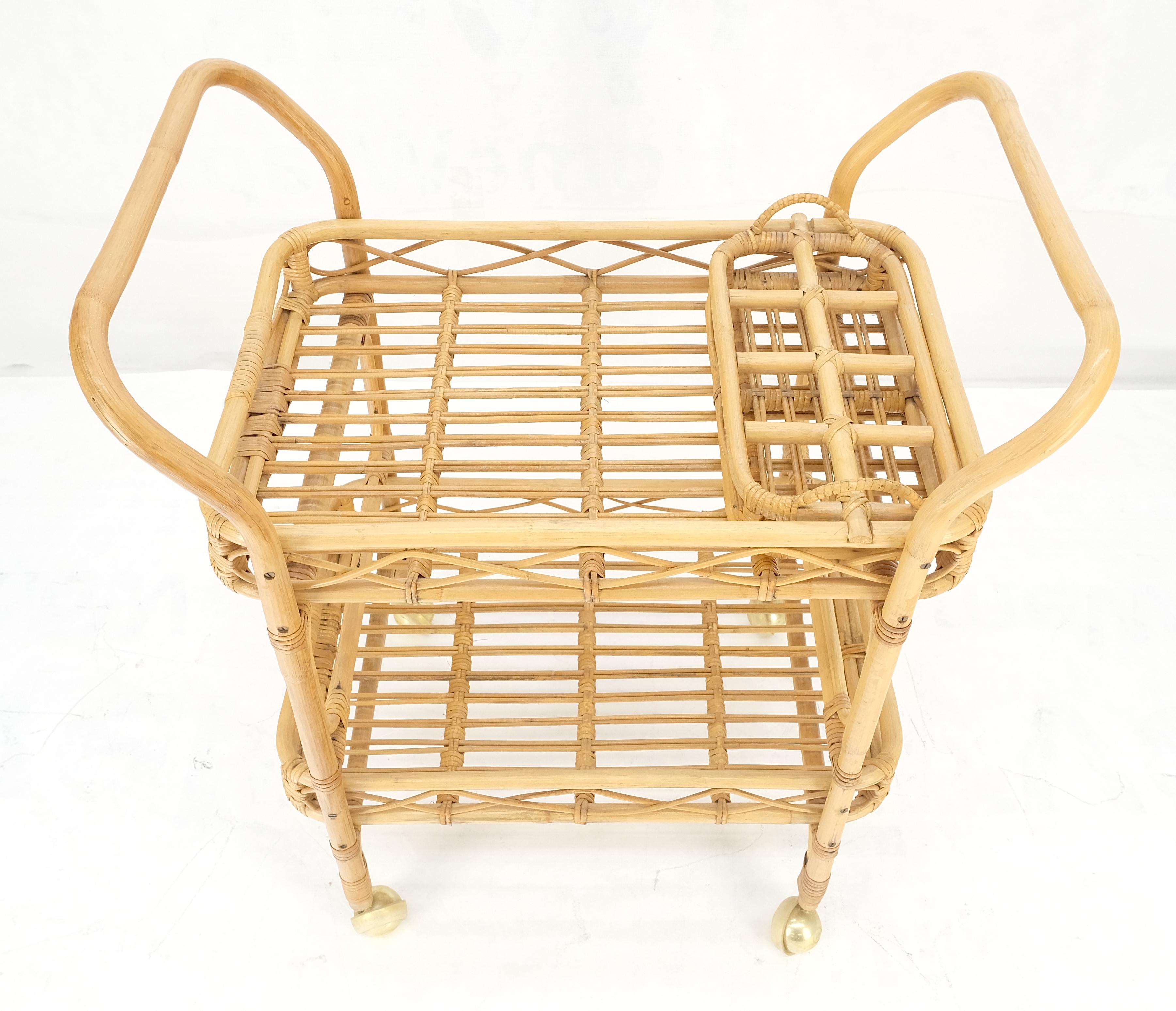 Muy fino c1950s Carro de servir de bambú curvado sobre ruedas con soportes para cajas de botellas MINT en venta 5