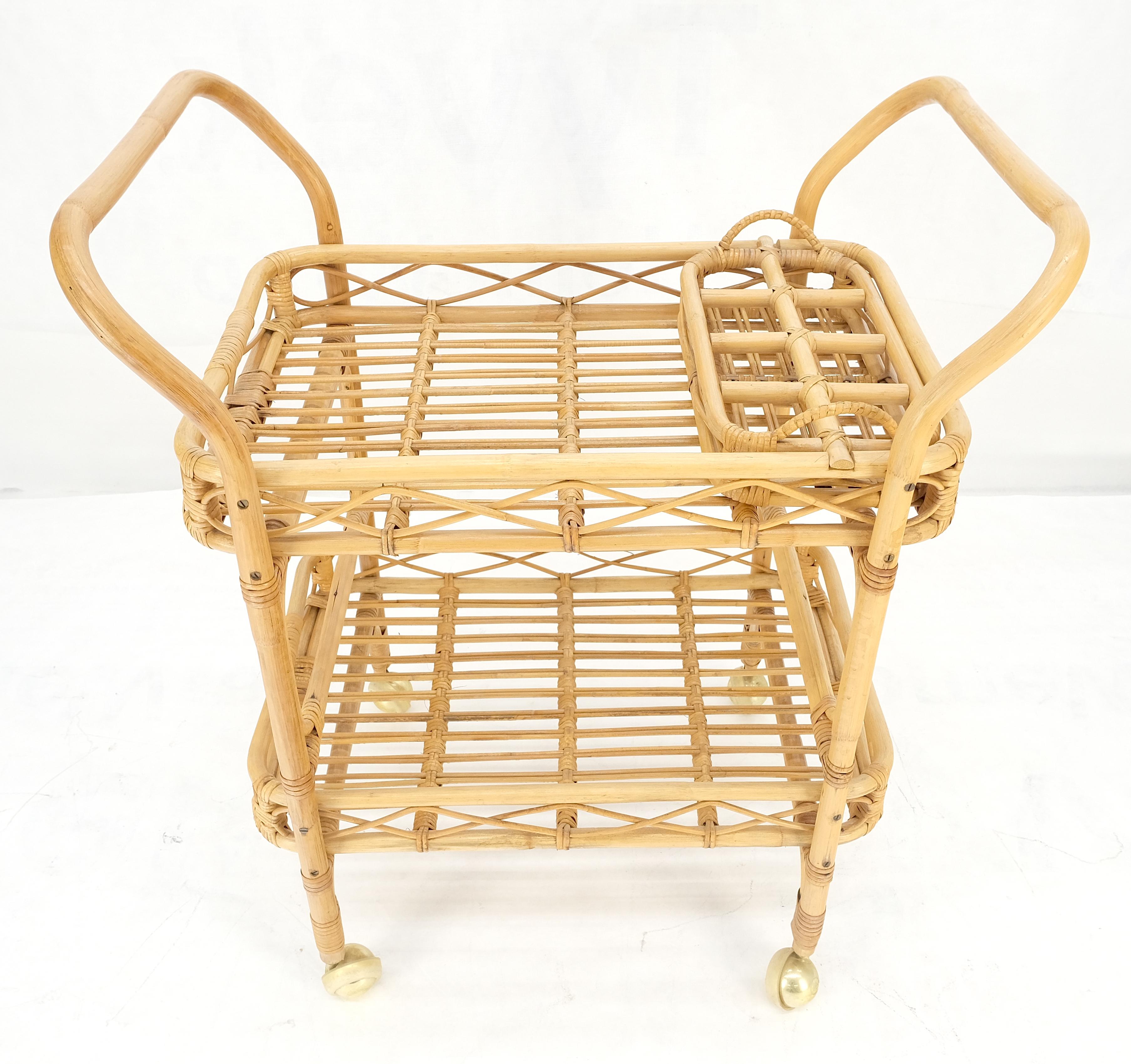 Muy fino c1950s Carro de servir de bambú curvado sobre ruedas con soportes para cajas de botellas MINT en venta 6