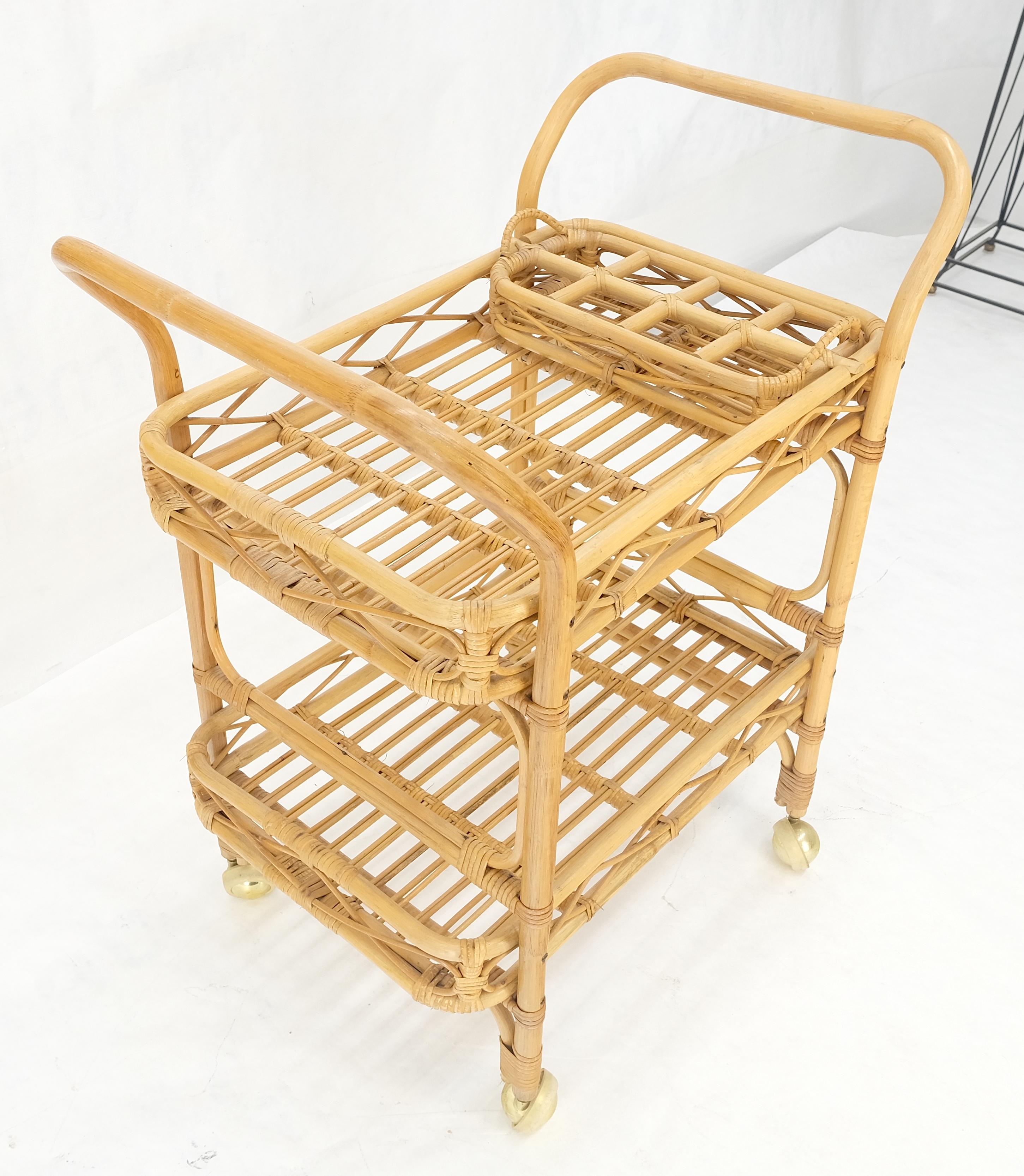 Muy fino c1950s Carro de servir de bambú curvado sobre ruedas con soportes para cajas de botellas MINT en venta 7