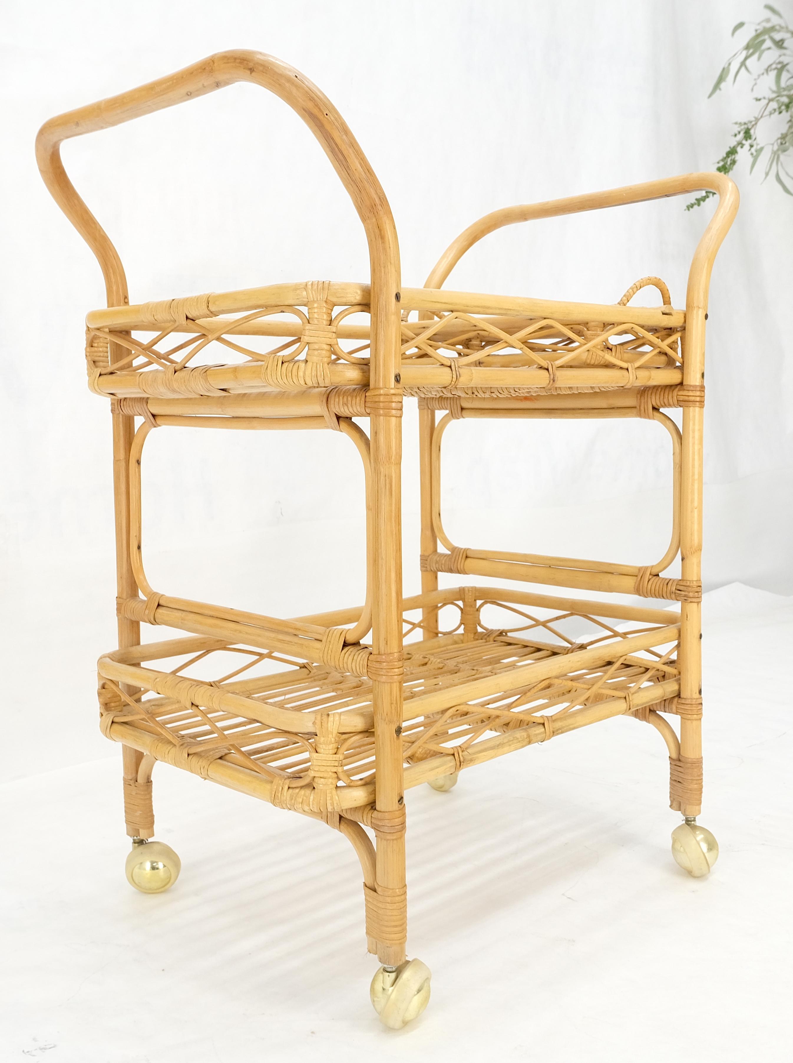 Muy fino c1950s Carro de servir de bambú curvado sobre ruedas con soportes para cajas de botellas MINT en venta 8