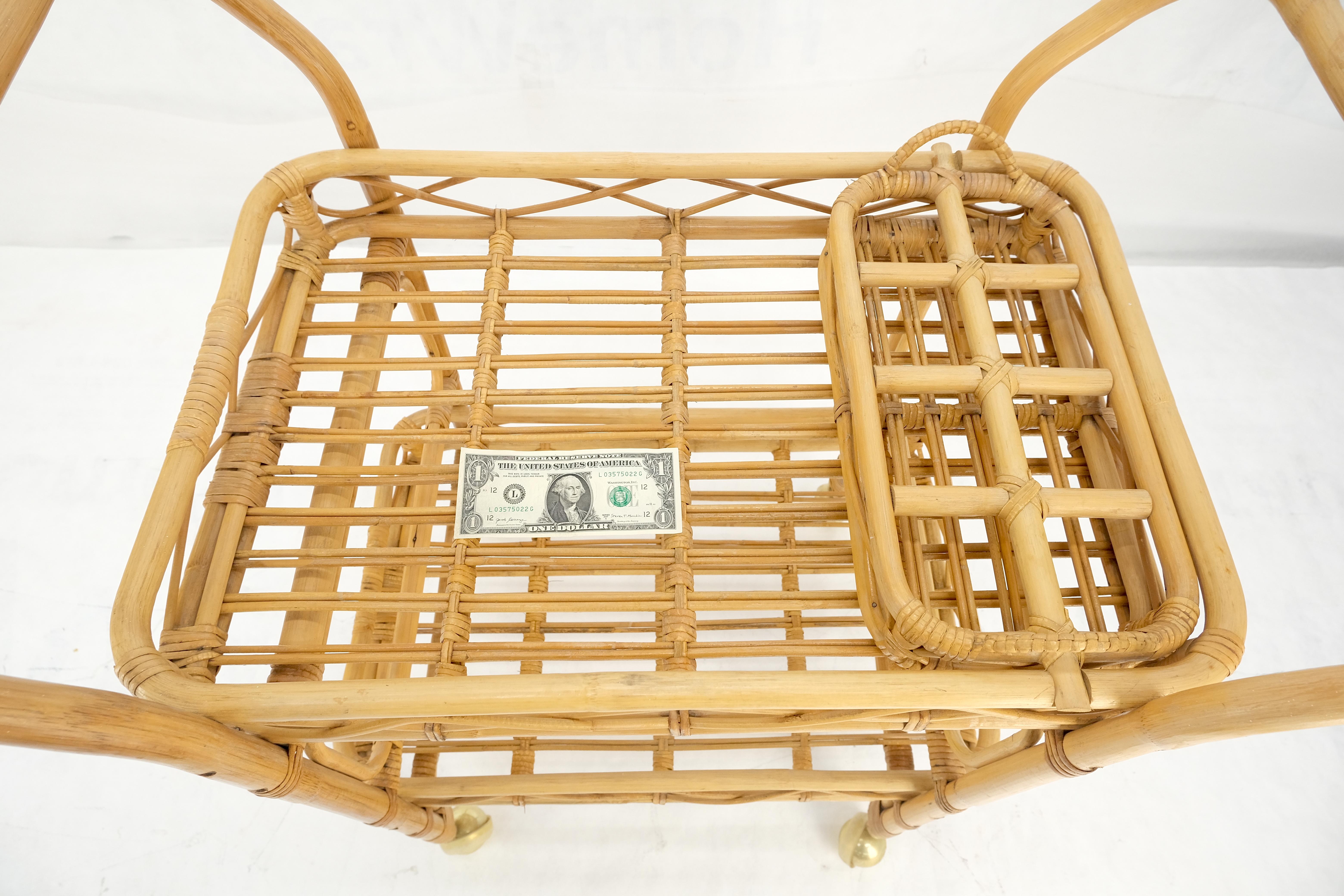 Muy fino c1950s Carro de servir de bambú curvado sobre ruedas con soportes para cajas de botellas MINT en venta 9