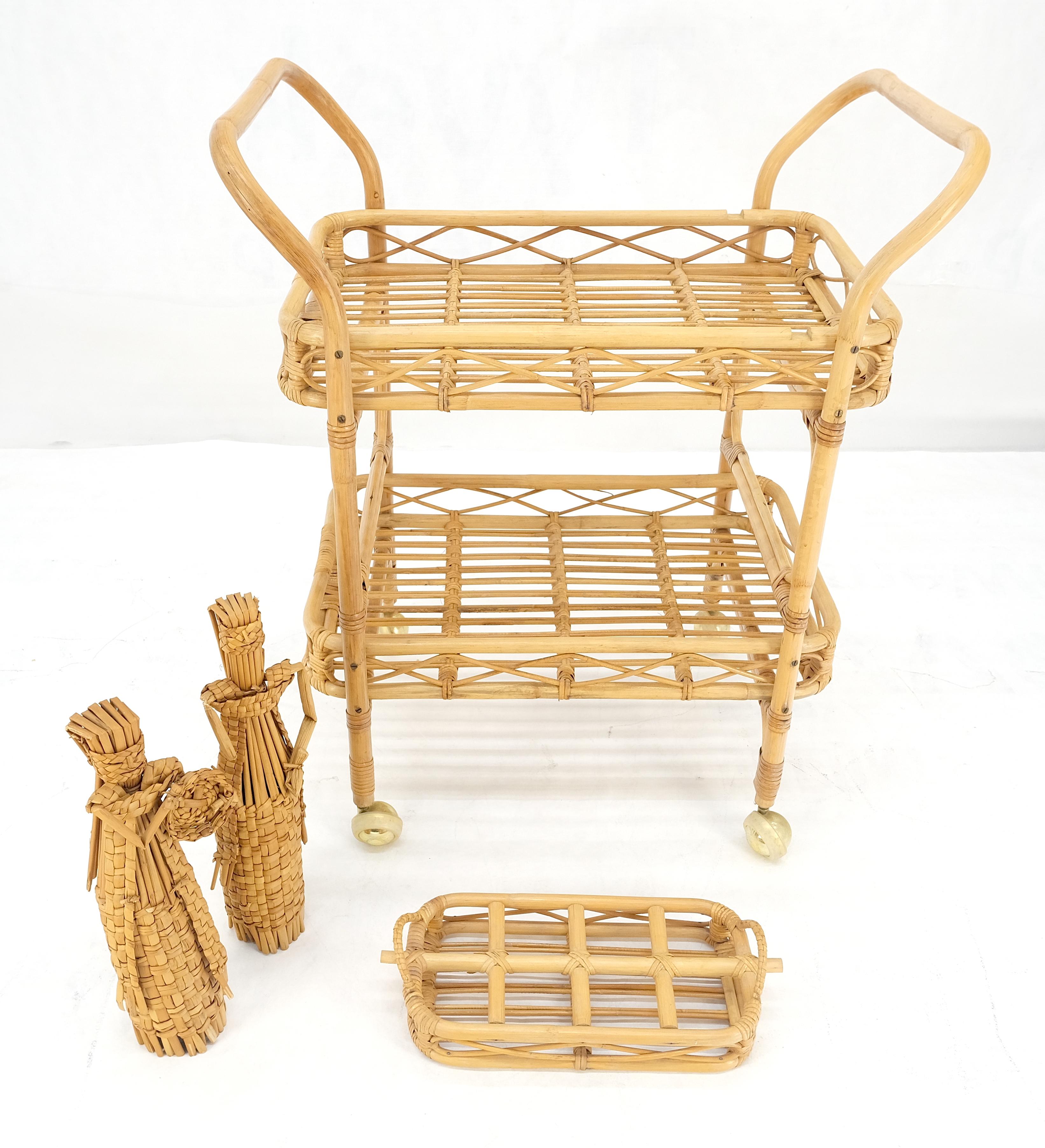 Muy fino c1950s Carro de servir de bambú curvado sobre ruedas con soportes para cajas de botellas MINT siglo XX en venta