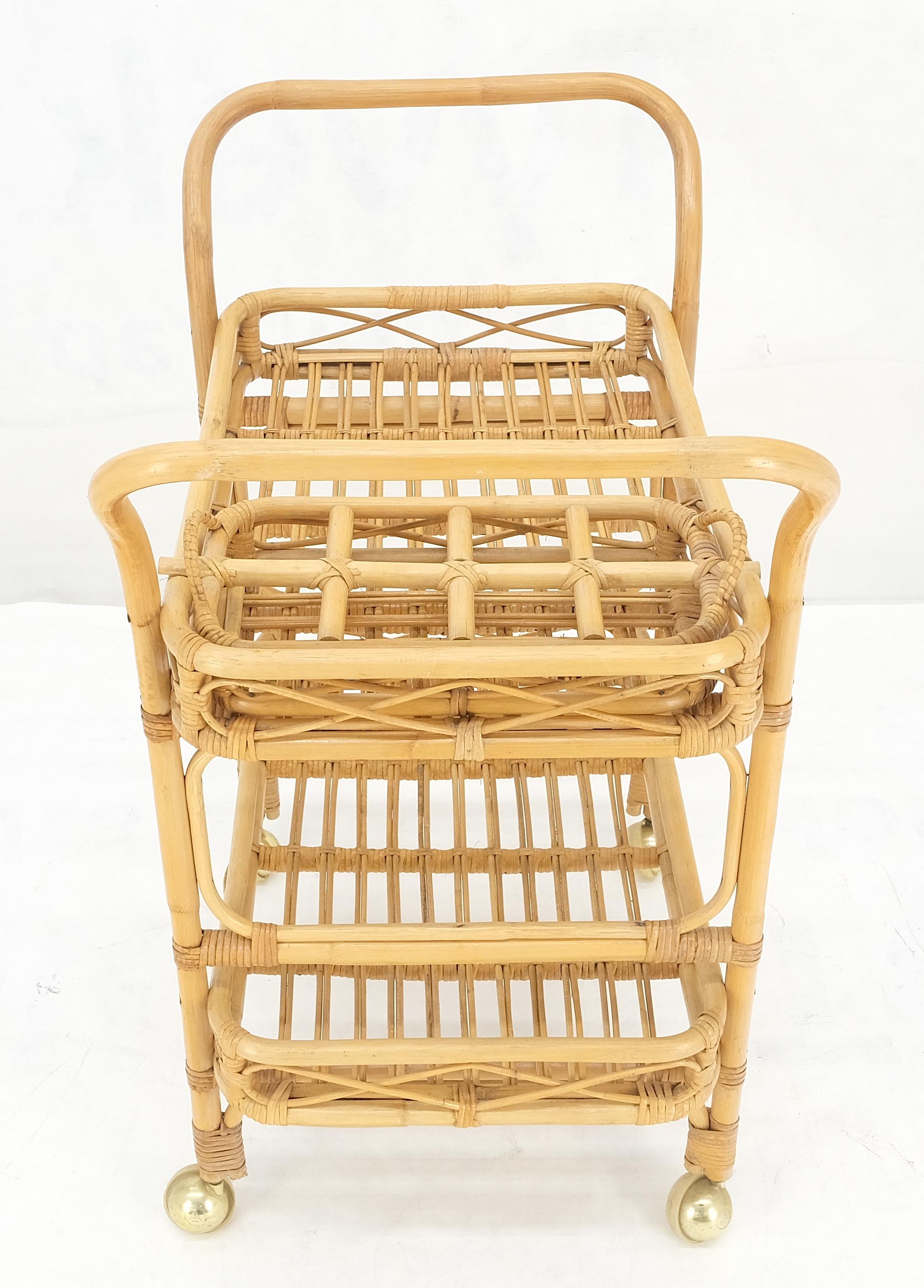 Muy fino c1950s Carro de servir de bambú curvado sobre ruedas con soportes para cajas de botellas MINT en venta 2