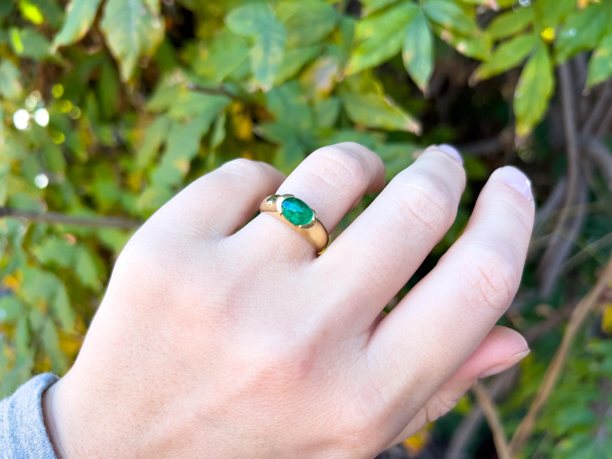 Very Fine Cabochon Emerald Ring 1.20 Carats 18K Yellow Gold In Excellent Condition For Sale In Carlsbad, CA