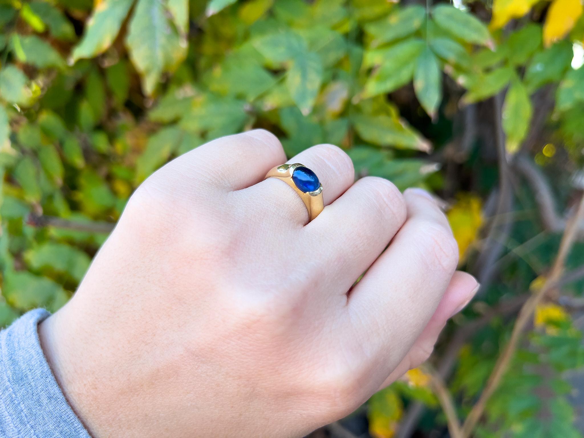 Very Fine Cabochon Sapphire Ring 1.20 Carats 18K Yellow Gold In Excellent Condition For Sale In Carlsbad, CA
