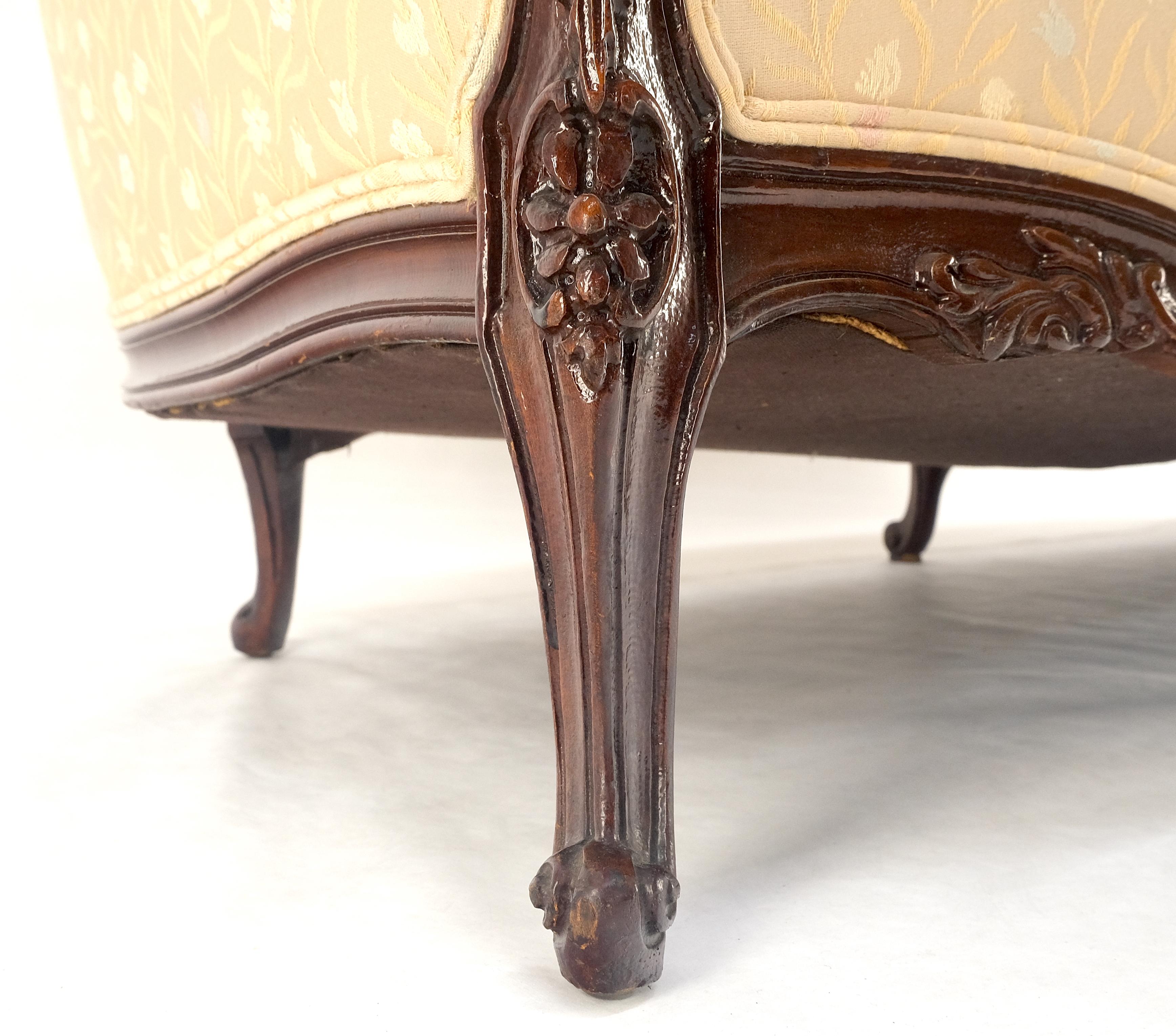 Sehr fein geschnitzt Mahagoni Frame Creme Polsterung Curved Back Französisch Sofa MINT! (amerikanisch) im Angebot