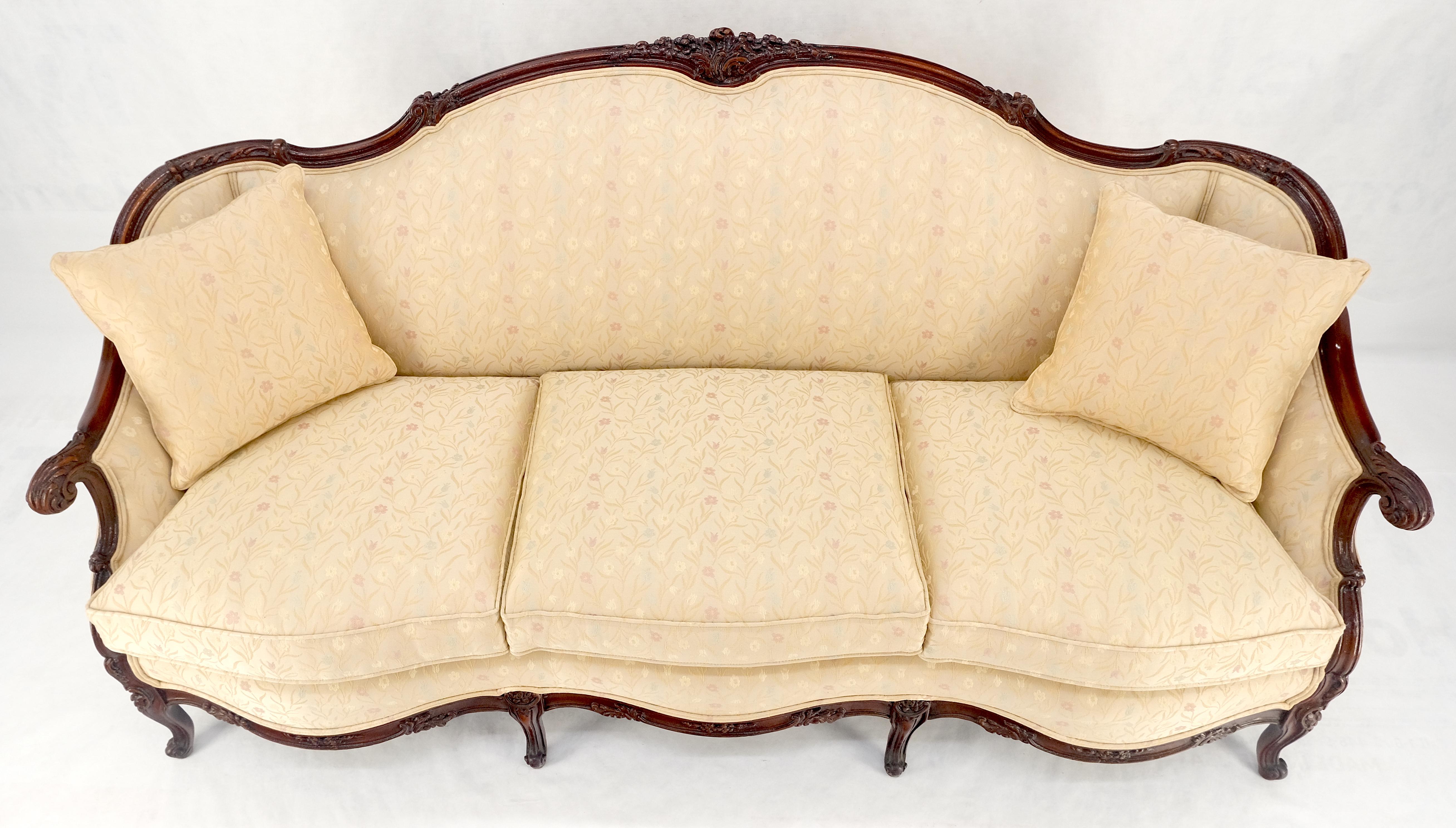 Sehr fein geschnitzt Mahagoni Frame Creme Polsterung Curved Back Französisch Sofa MINT! im Zustand „Gut“ im Angebot in Rockaway, NJ