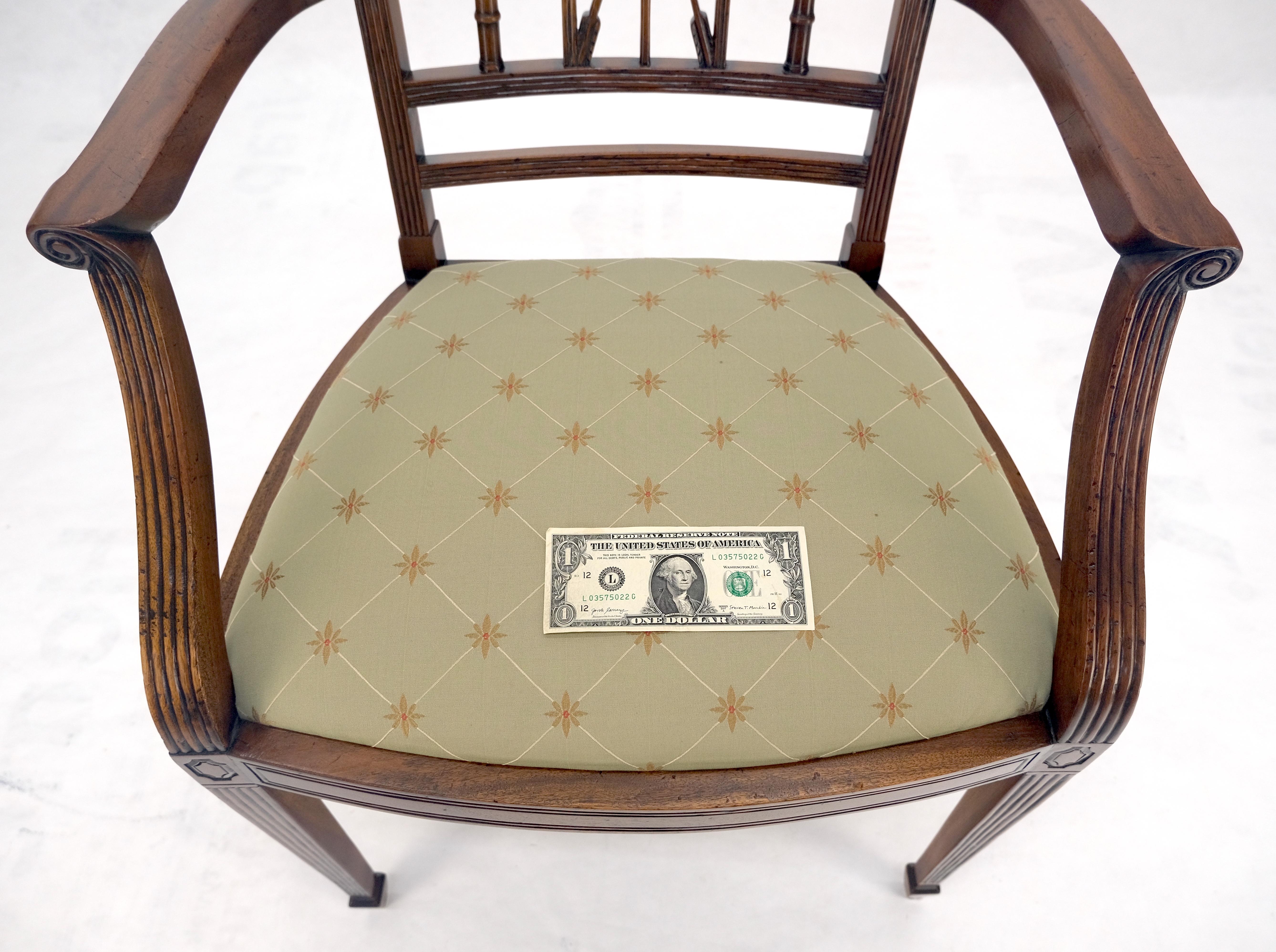 Poltrona a bracci aperti in finto bambù con schienale Arrow in mogano intagliato molto bene MINT in vendita 3