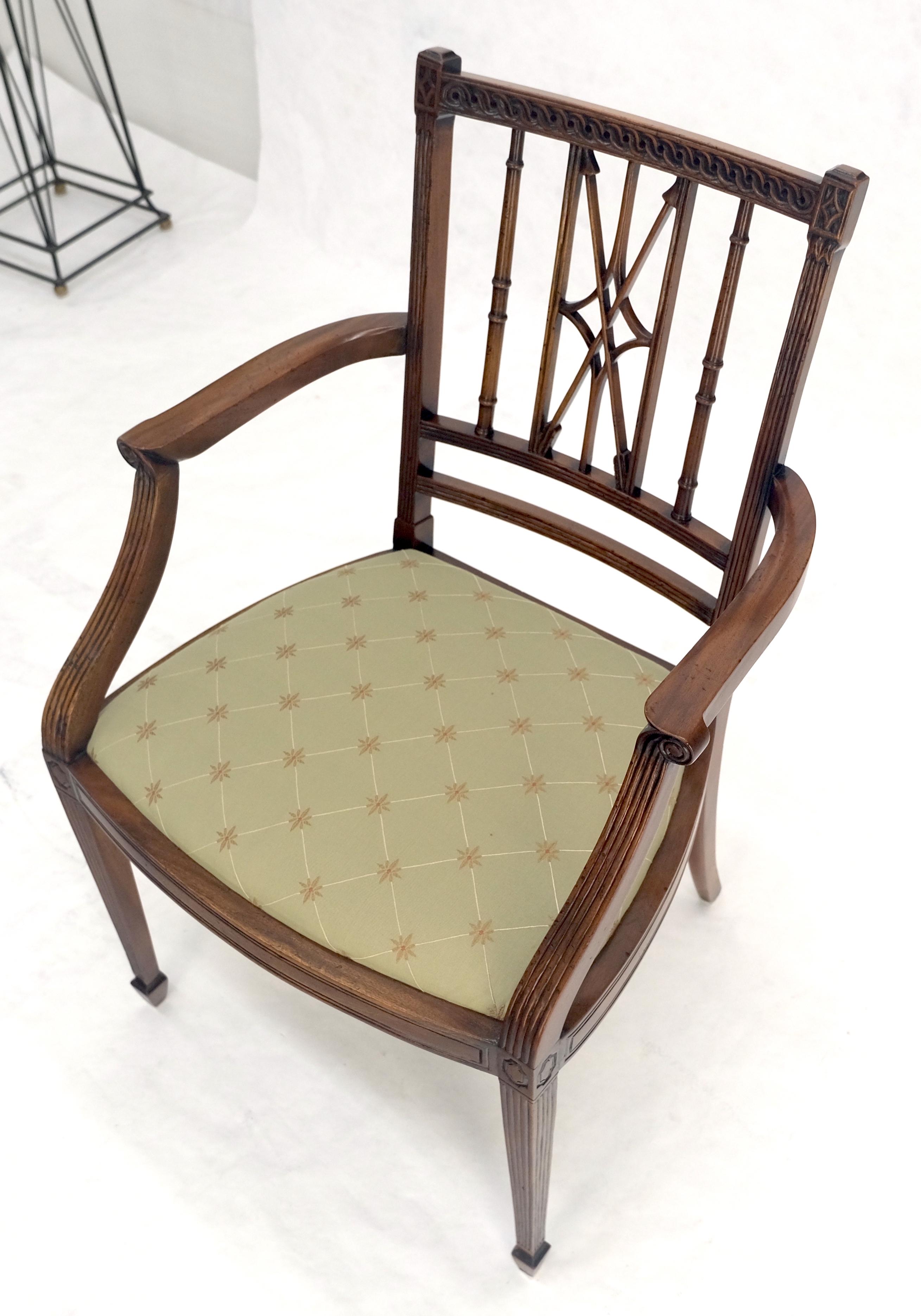 Stile Adam Poltrona a bracci aperti in finto bambù con schienale Arrow in mogano intagliato molto bene MINT in vendita