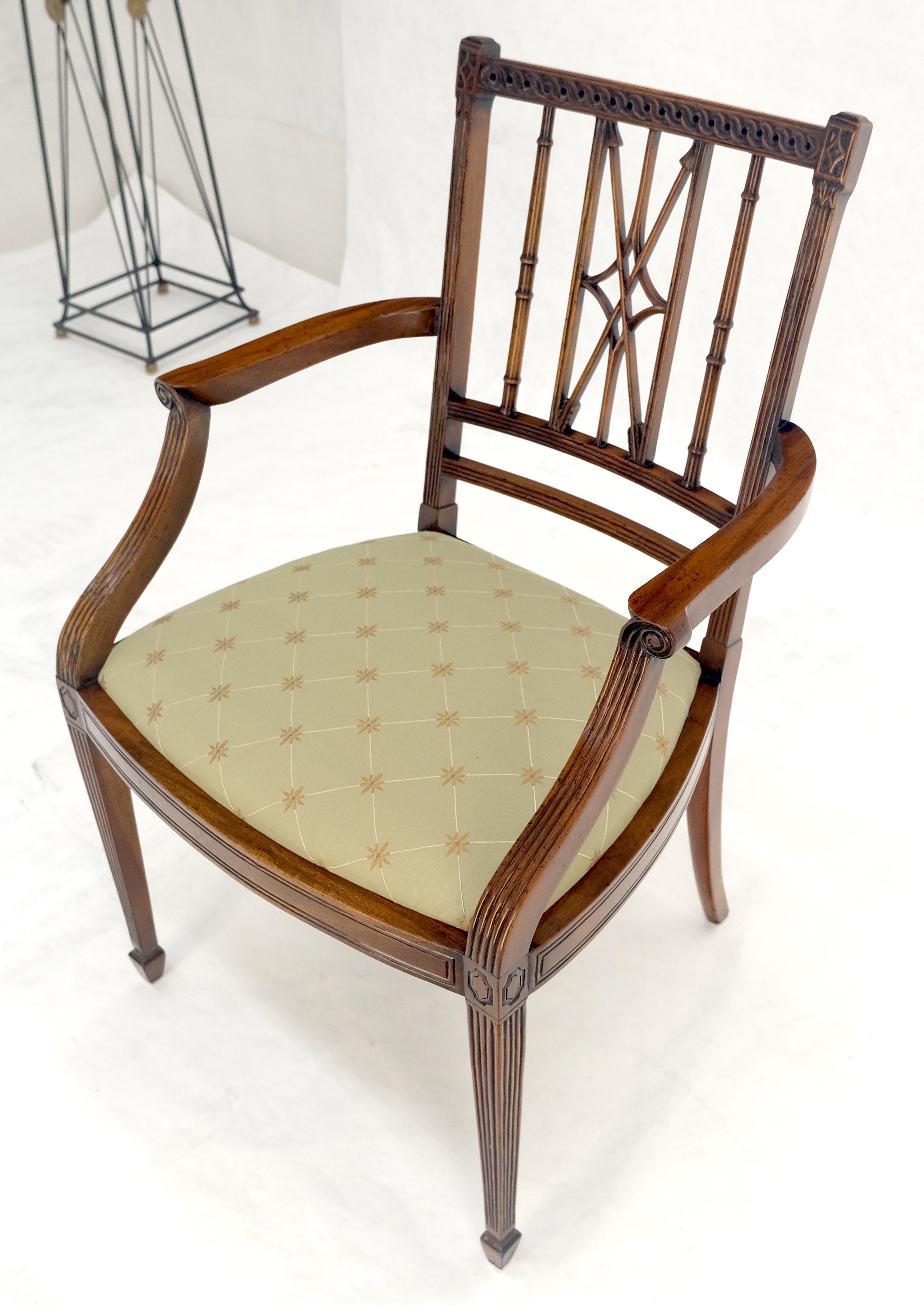 XX secolo Poltrona a bracci aperti in finto bambù con schienale Arrow in mogano intagliato molto bene MINT in vendita