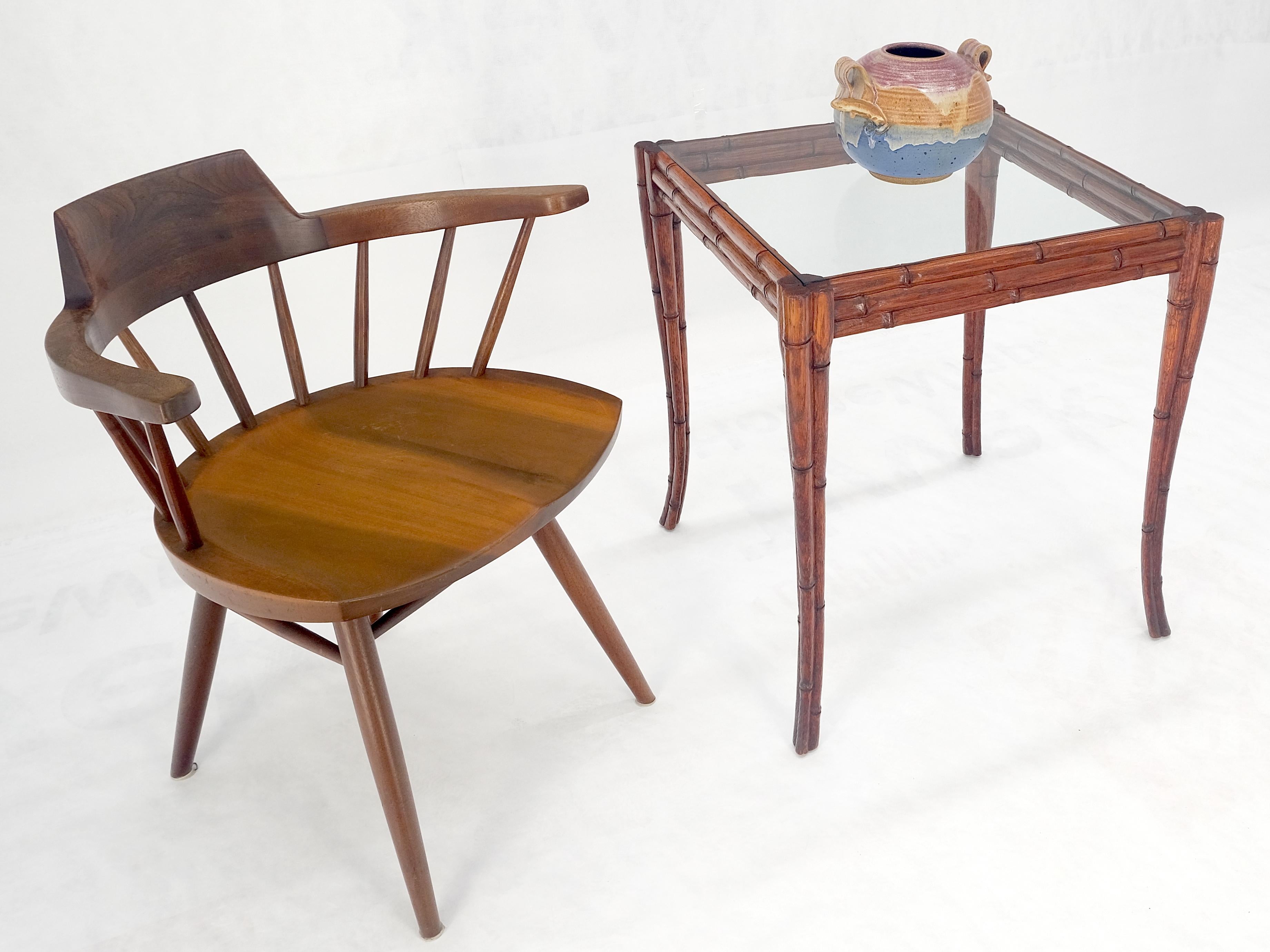 Mid-Century Modern Très belle table d'appoint MINT en chêne sculpté et faux bambou avec pieds fuselés en sabre en vente