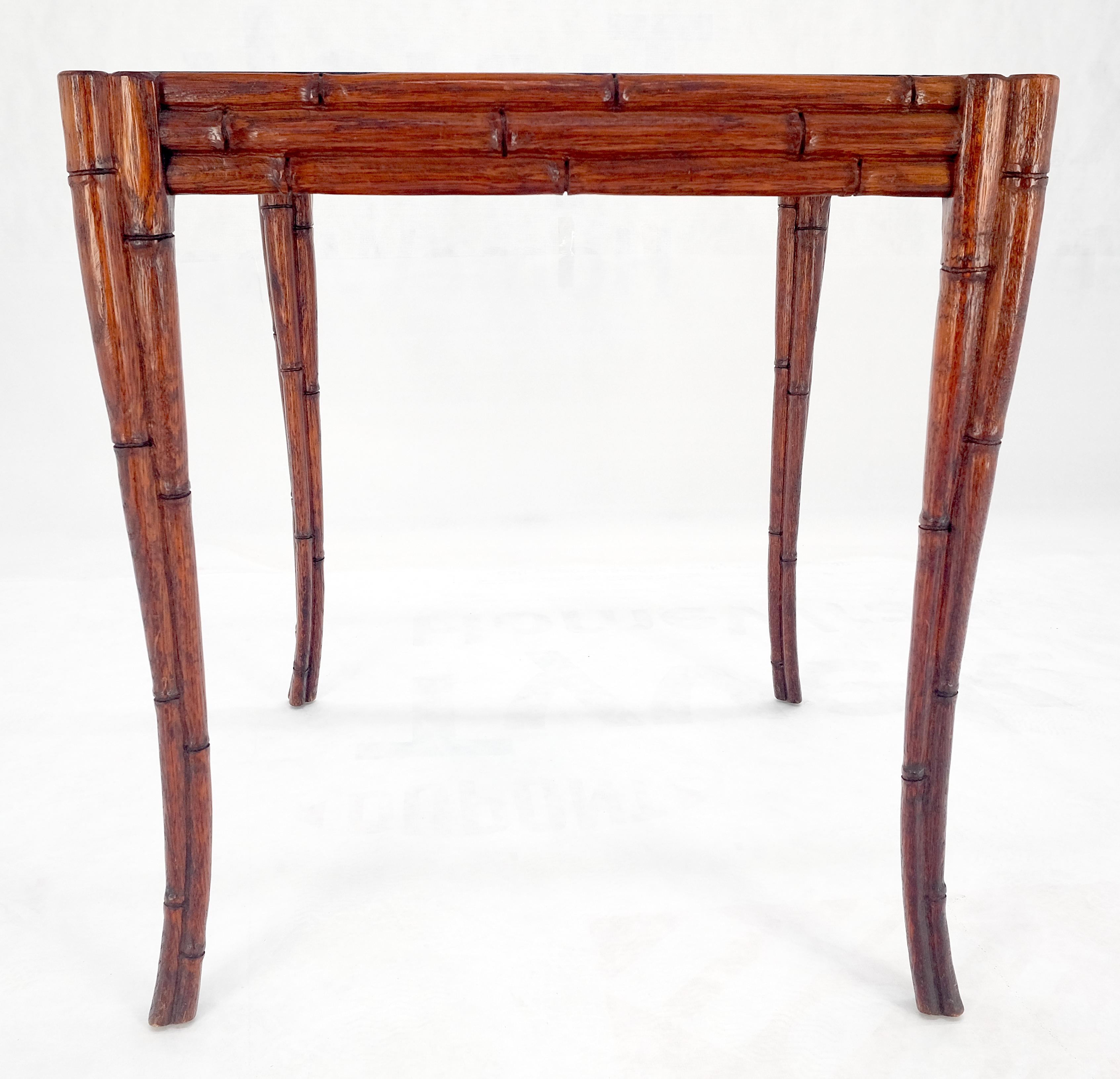 Américain Très belle table d'appoint MINT en chêne sculpté et faux bambou avec pieds fuselés en sabre en vente
