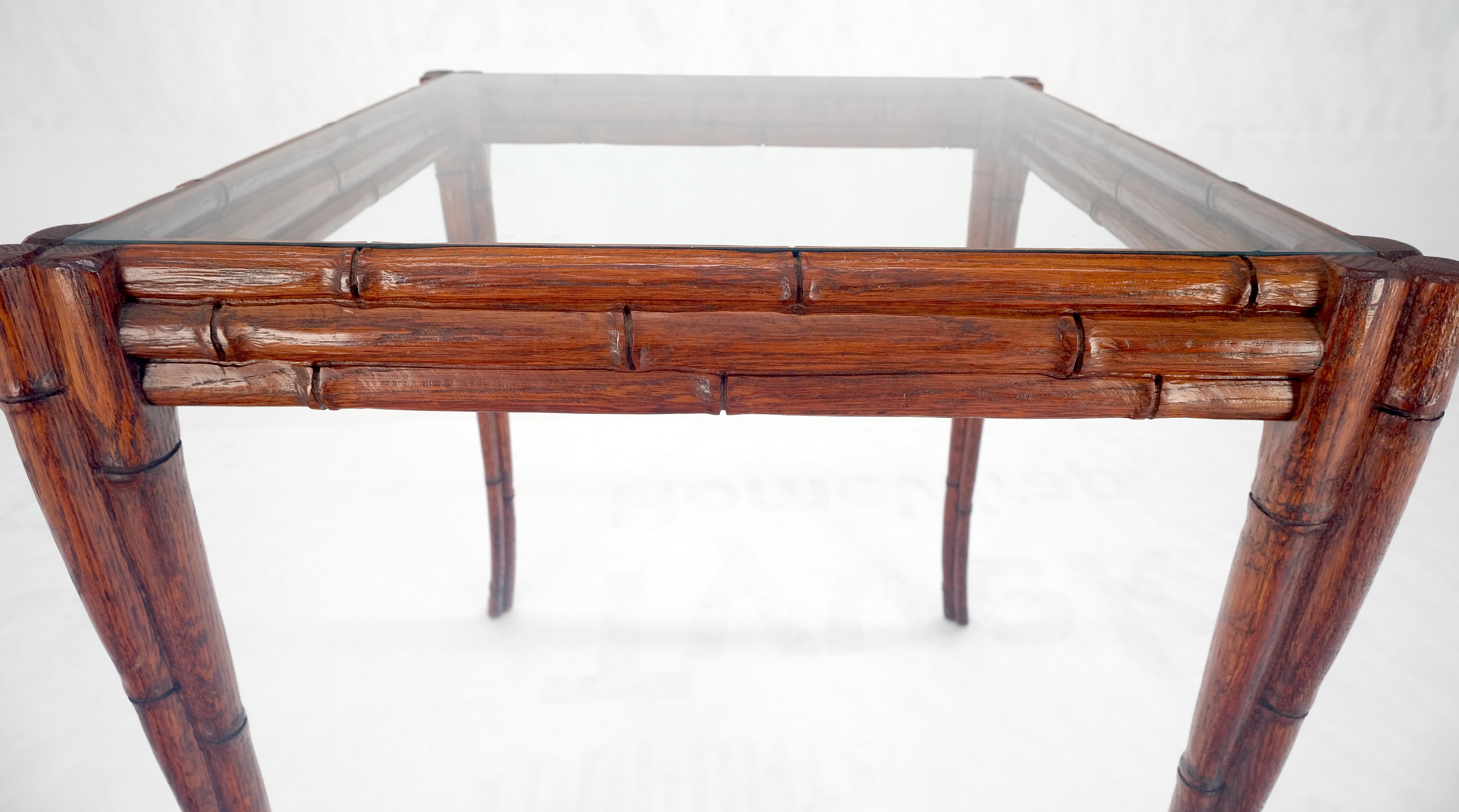 Sculpté Très belle table d'appoint MINT en chêne sculpté et faux bambou avec pieds fuselés en sabre en vente