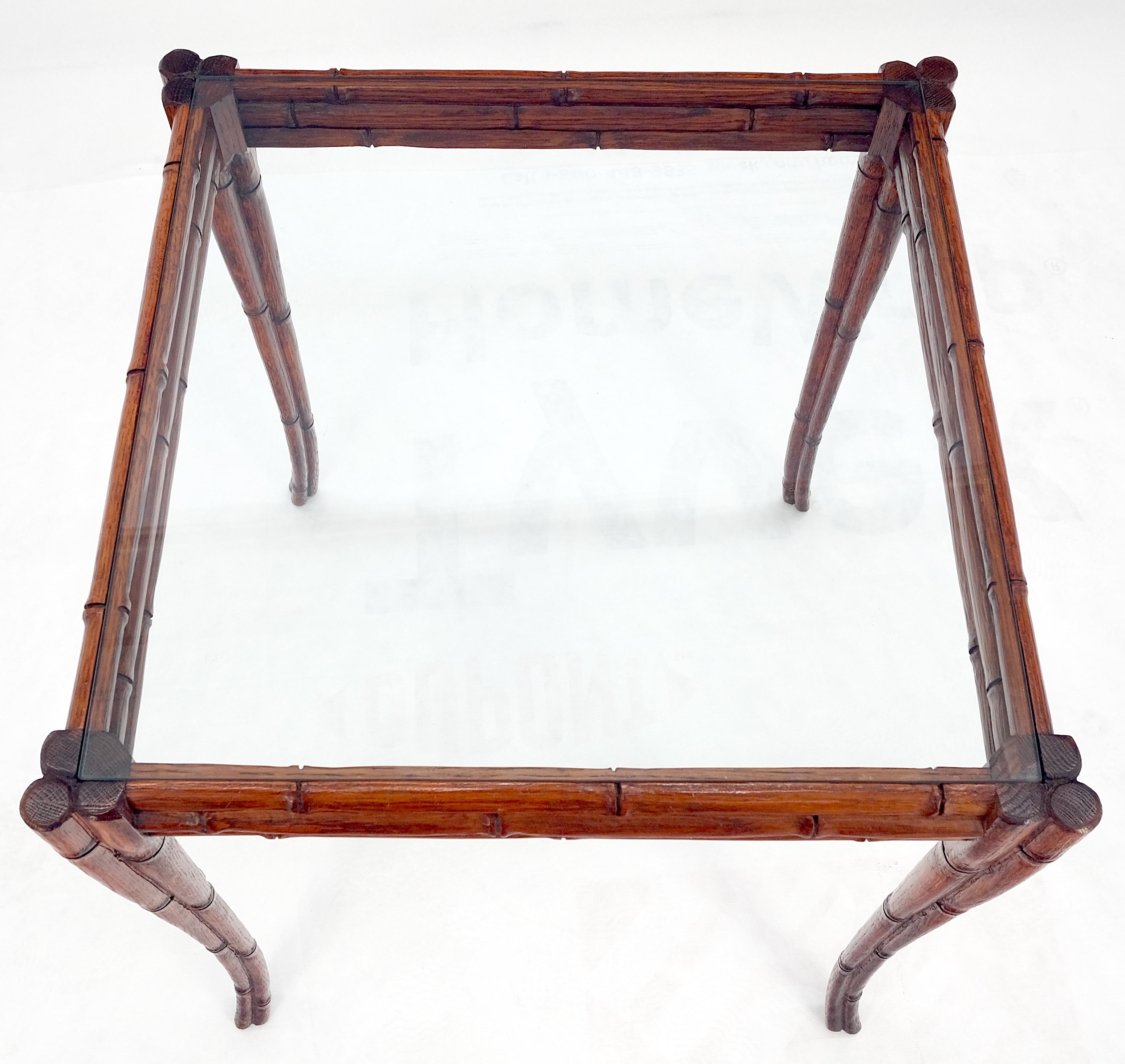 Très belle table d'appoint MINT en chêne sculpté et faux bambou avec pieds fuselés en sabre Bon état - En vente à Rockaway, NJ