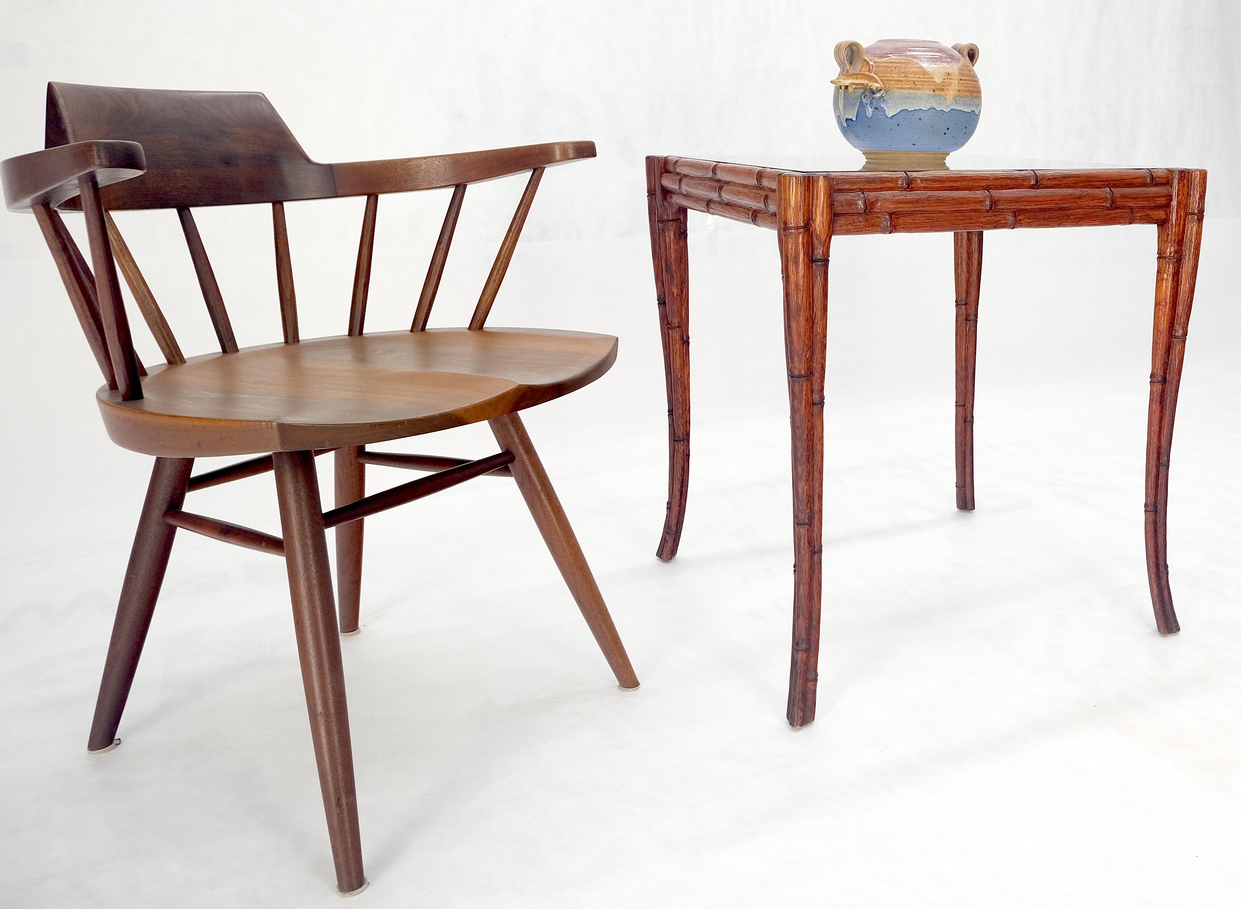20ième siècle Très belle table d'appoint MINT en chêne sculpté et faux bambou avec pieds fuselés en sabre en vente