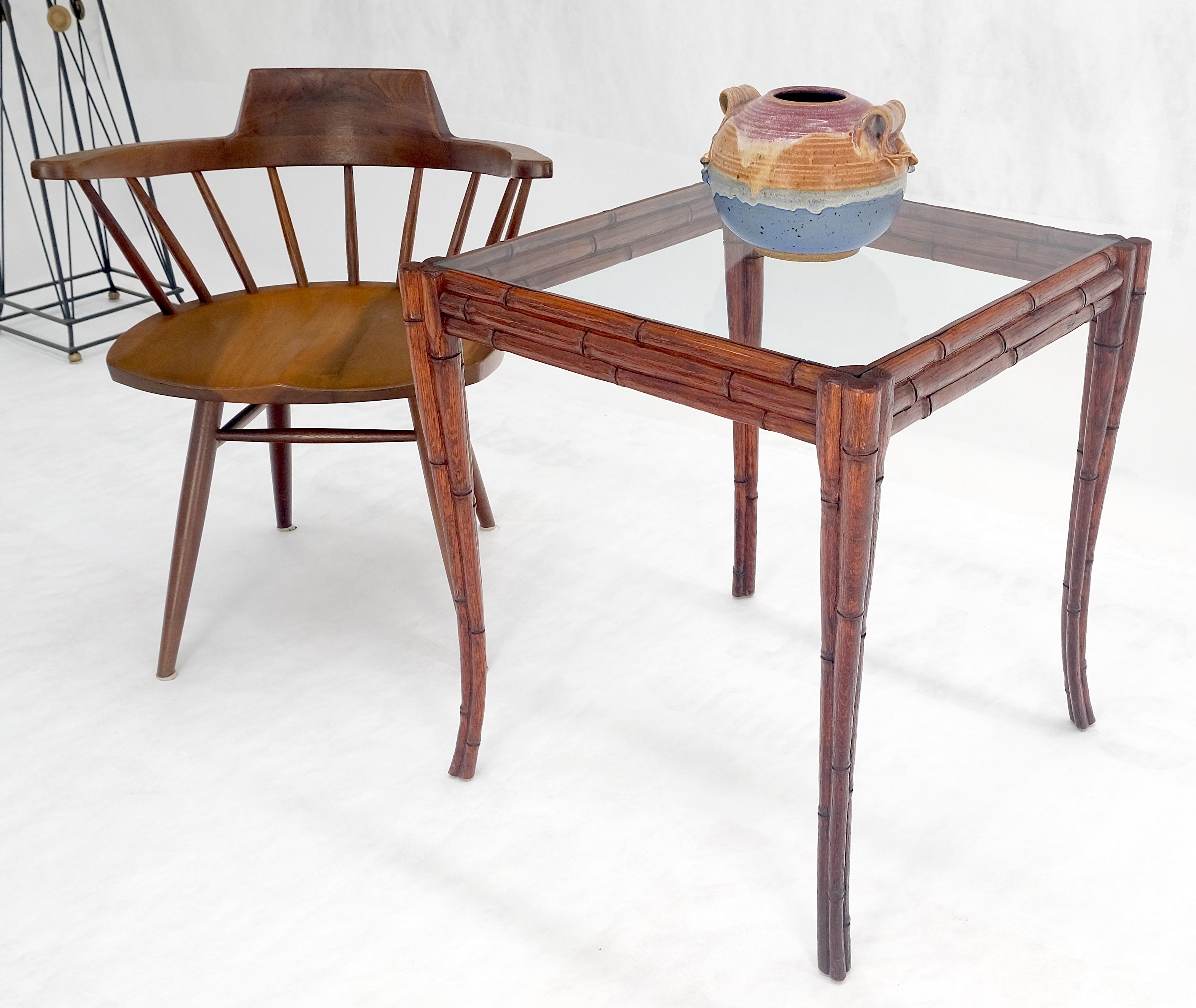 Verre Très belle table d'appoint MINT en chêne sculpté et faux bambou avec pieds fuselés en sabre en vente