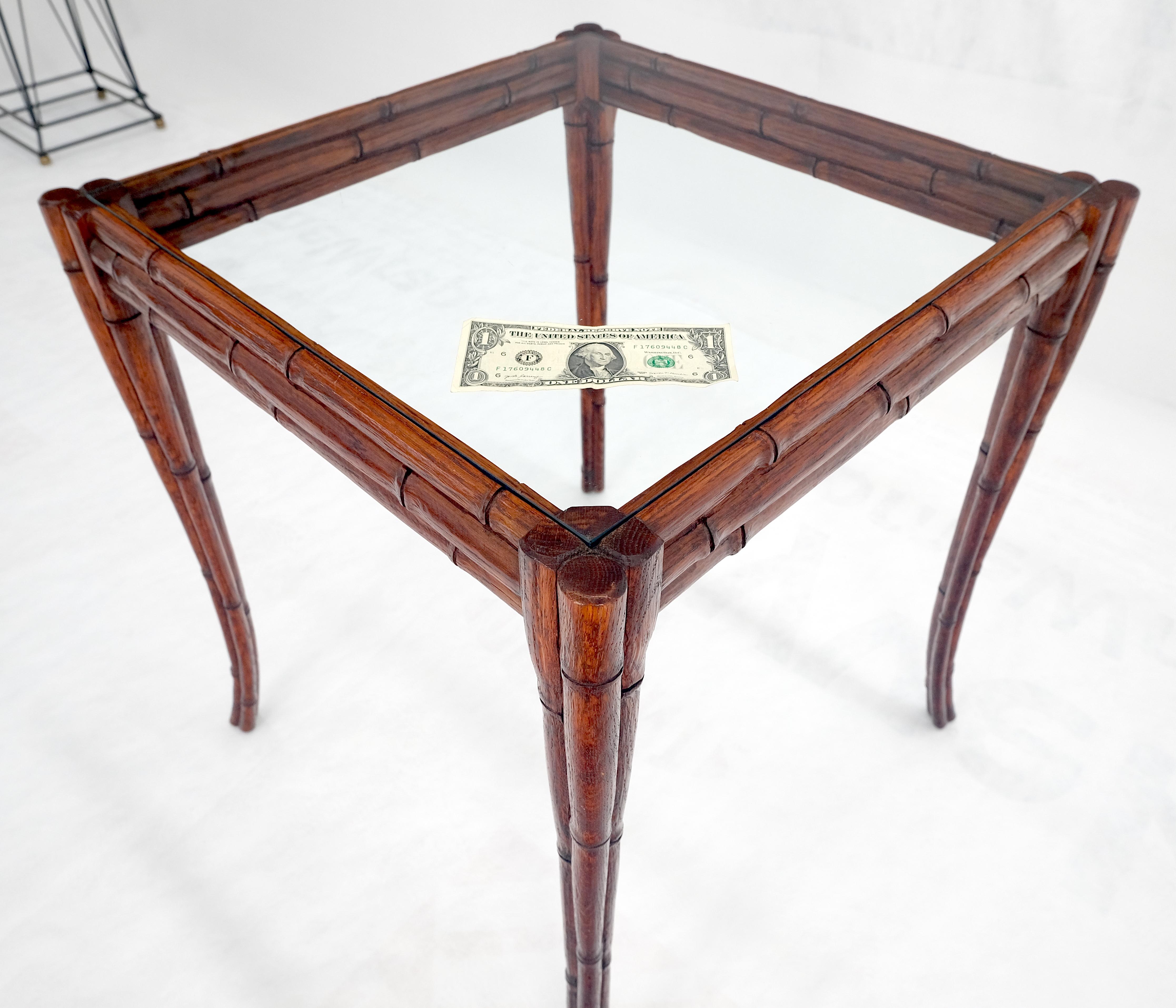 Très belle table d'appoint MINT en chêne sculpté et faux bambou avec pieds fuselés en sabre en vente 1