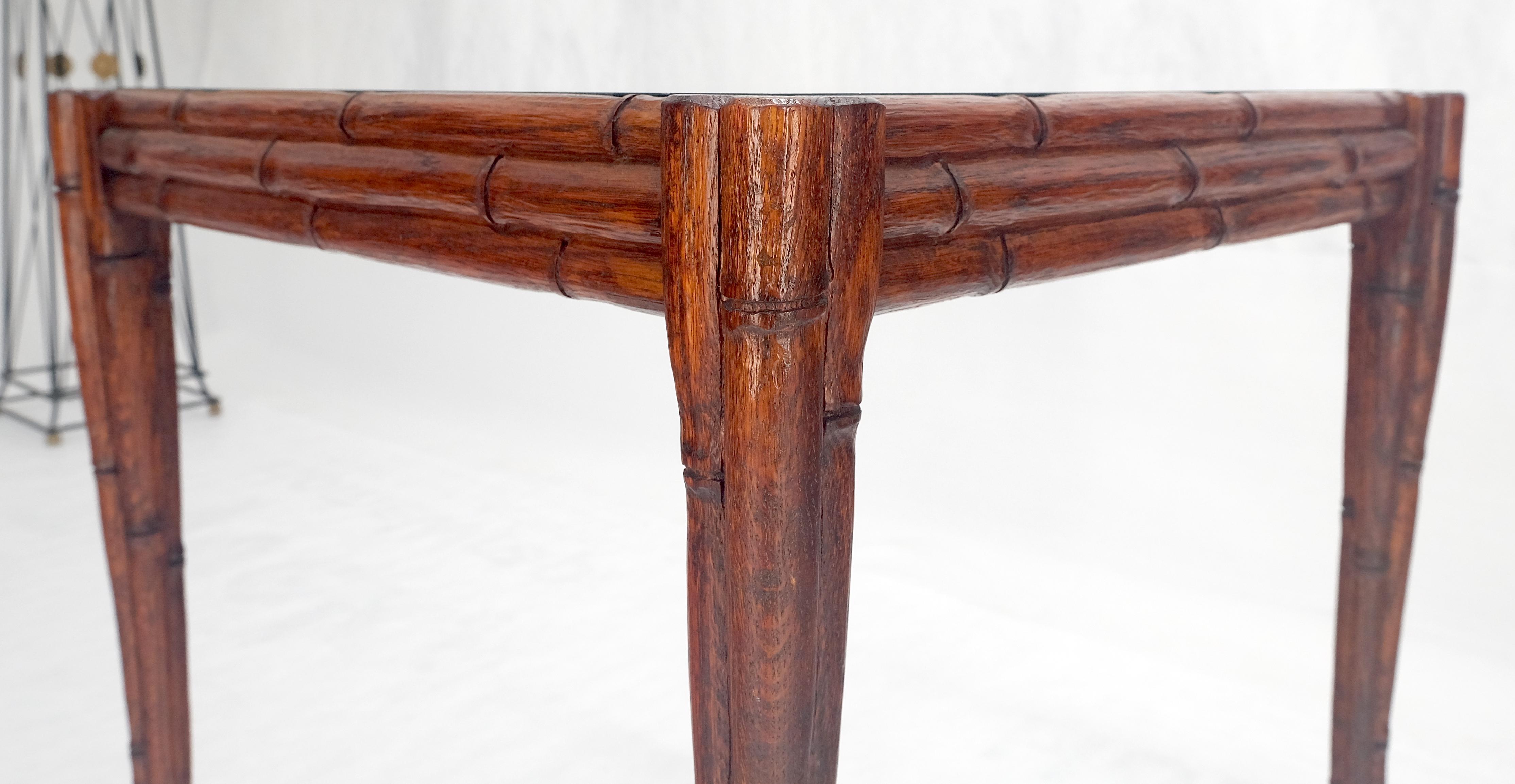 Très belle table d'appoint MINT en chêne sculpté et faux bambou avec pieds fuselés en sabre en vente 2