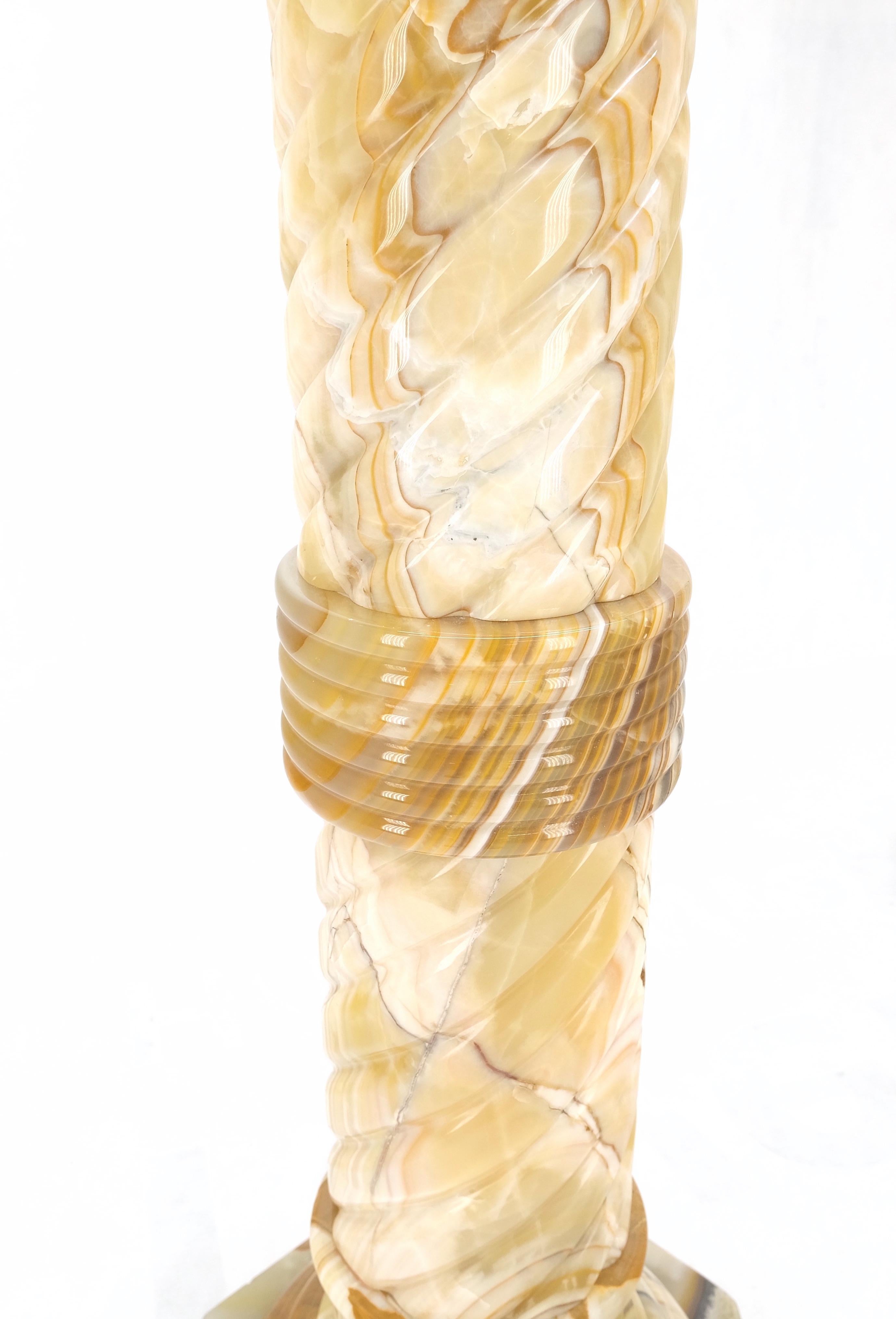 Sculpté Très beau piédestal en marbre et onyx sculpté en forme de corde torsadée de style MINT ! en vente