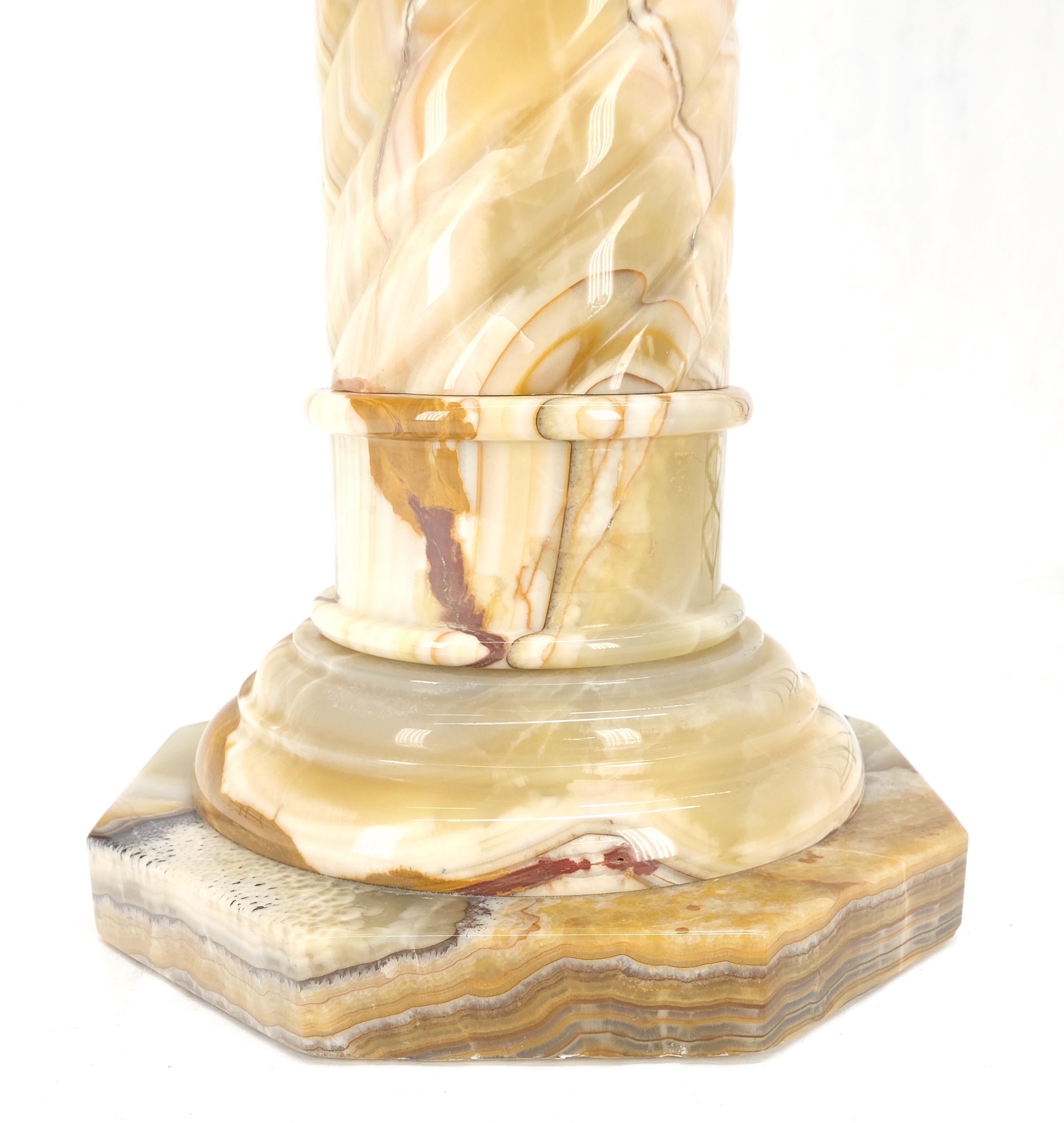 20ième siècle Très beau piédestal en marbre et onyx sculpté en forme de corde torsadée de style MINT ! en vente