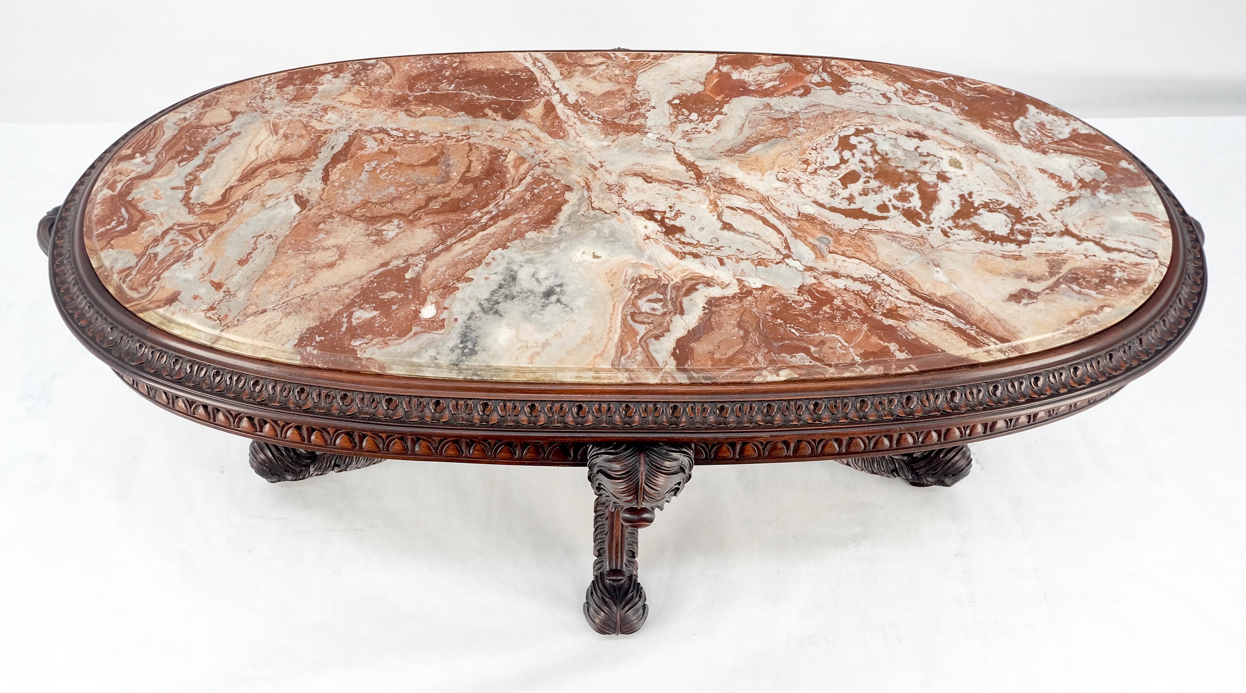 Feiner geschnitzter ovaler Couchtisch mit roter Marmorplatte im Regency-Revival-Stil, MINT 