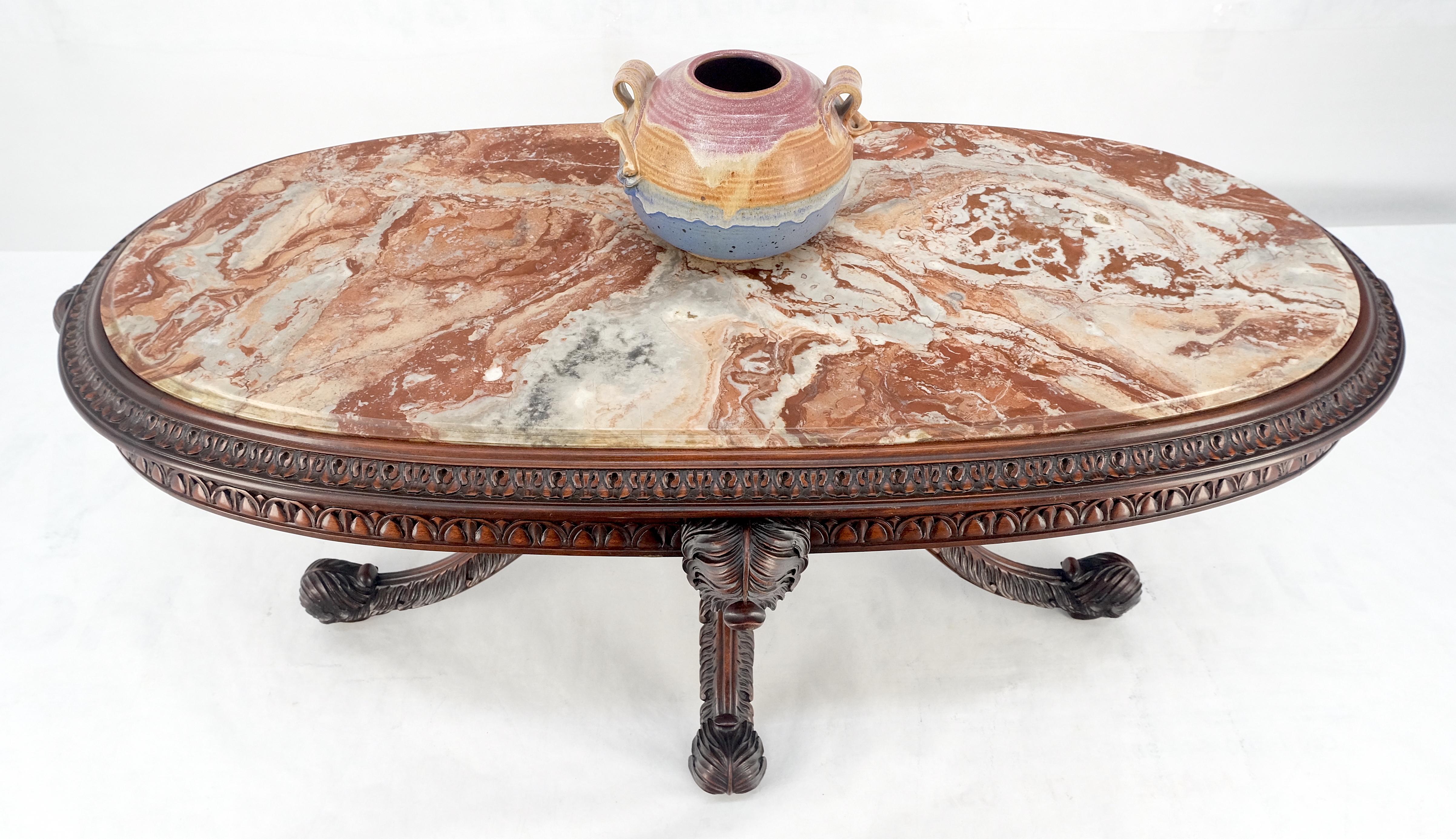 Feiner geschnitzter ovaler Couchtisch mit roter Marmorplatte im Regency-Revival-Stil, MINT (Geschnitzt)
