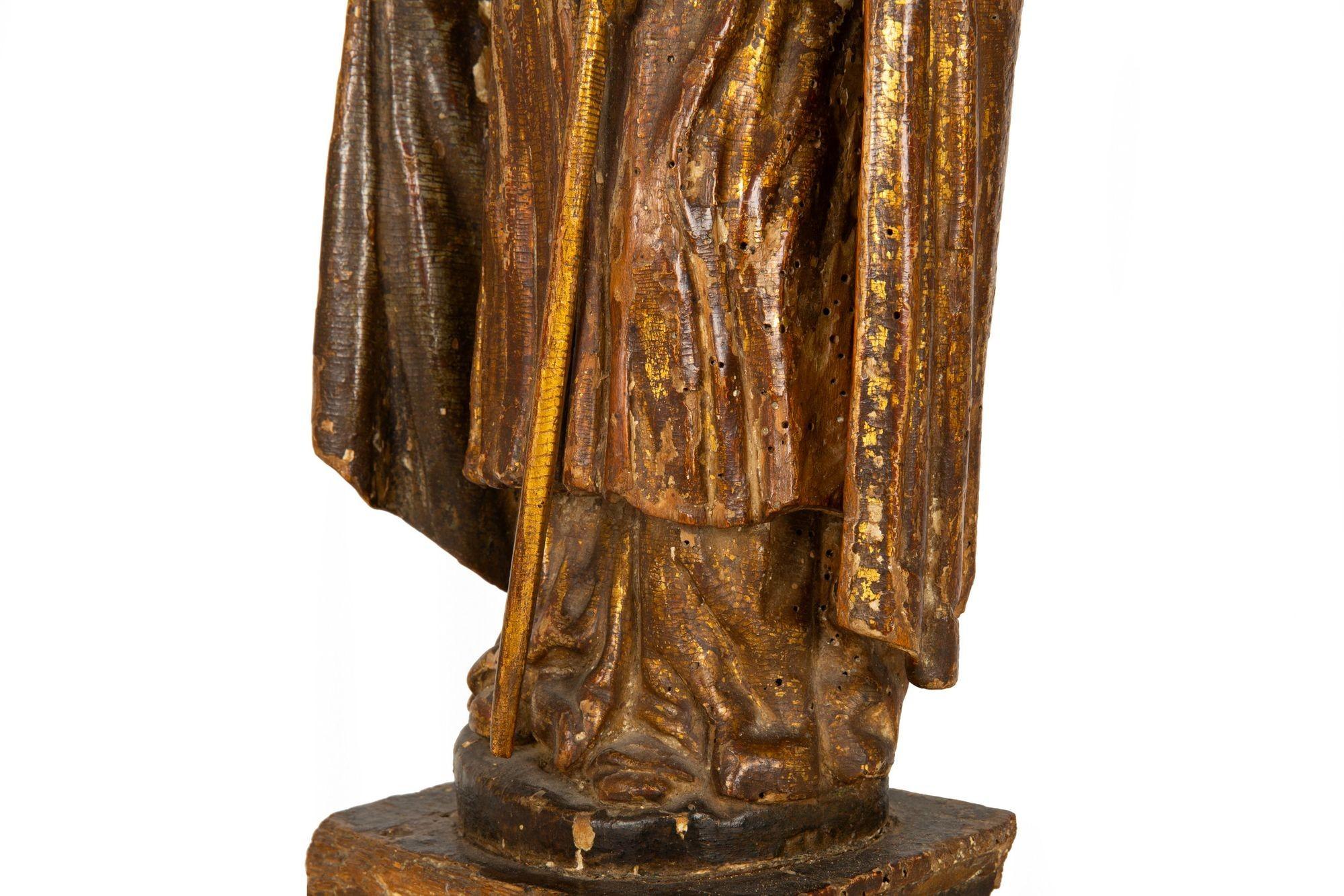 Très belle figure sculptée polychrome d'un saint évêque, vers le XVIIe siècle en vente 4