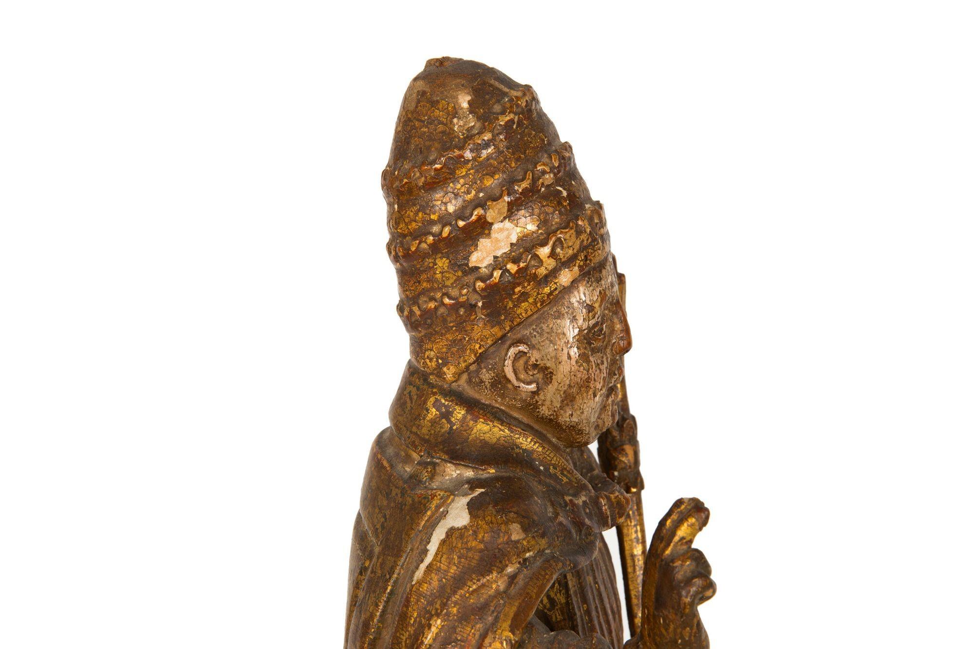 Très belle figure sculptée polychrome d'un saint évêque, vers le XVIIe siècle en vente 5