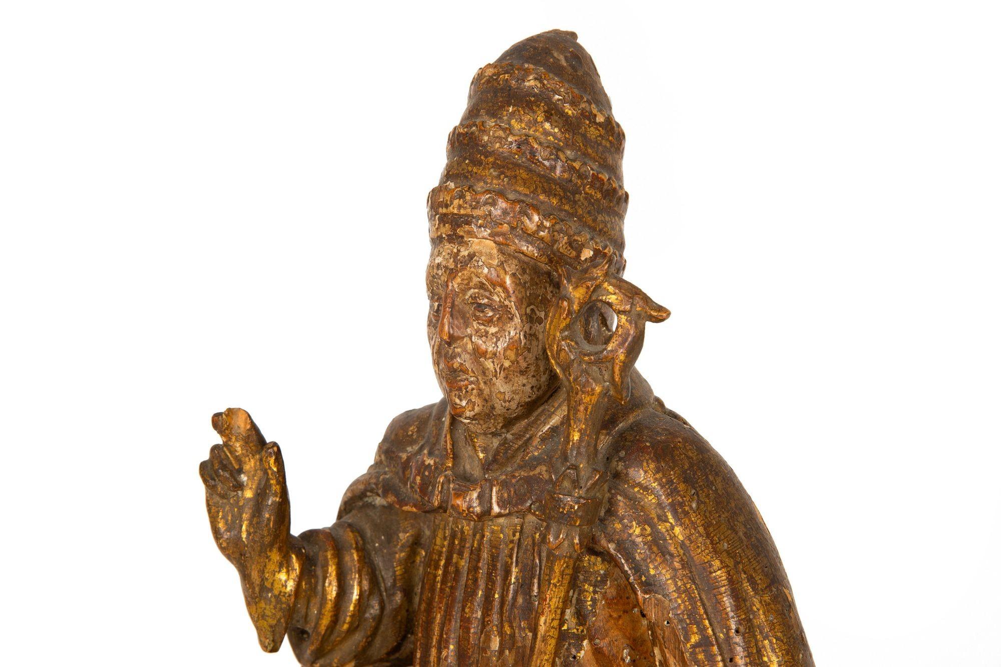 Très belle figure sculptée polychrome d'un saint évêque, vers le XVIIe siècle en vente 6