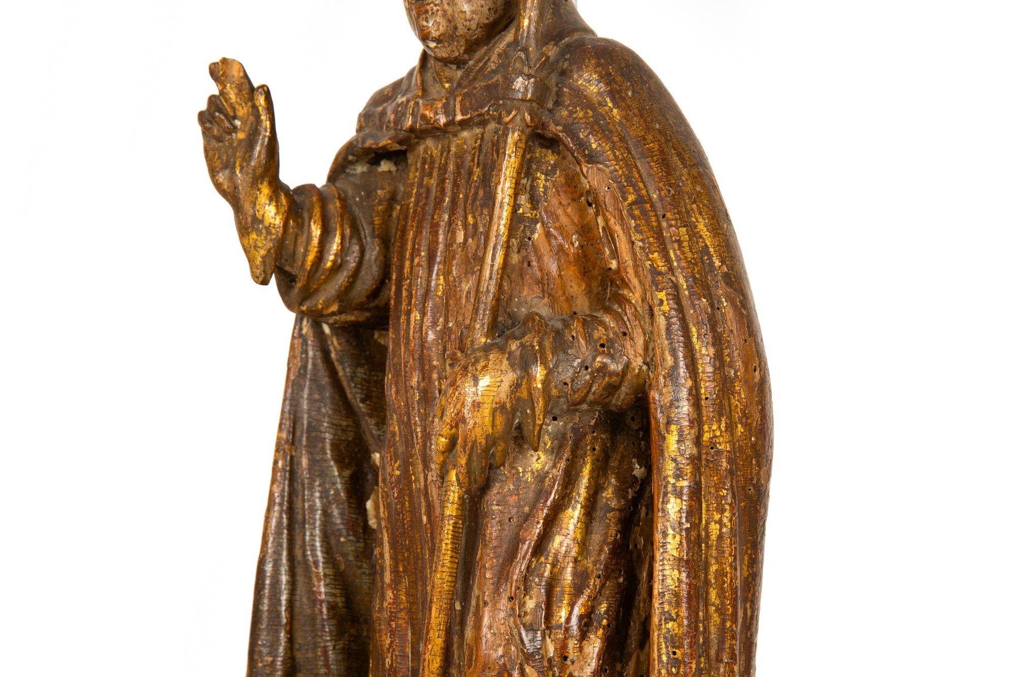 Très belle figure sculptée polychrome d'un saint évêque, vers le XVIIe siècle en vente 7