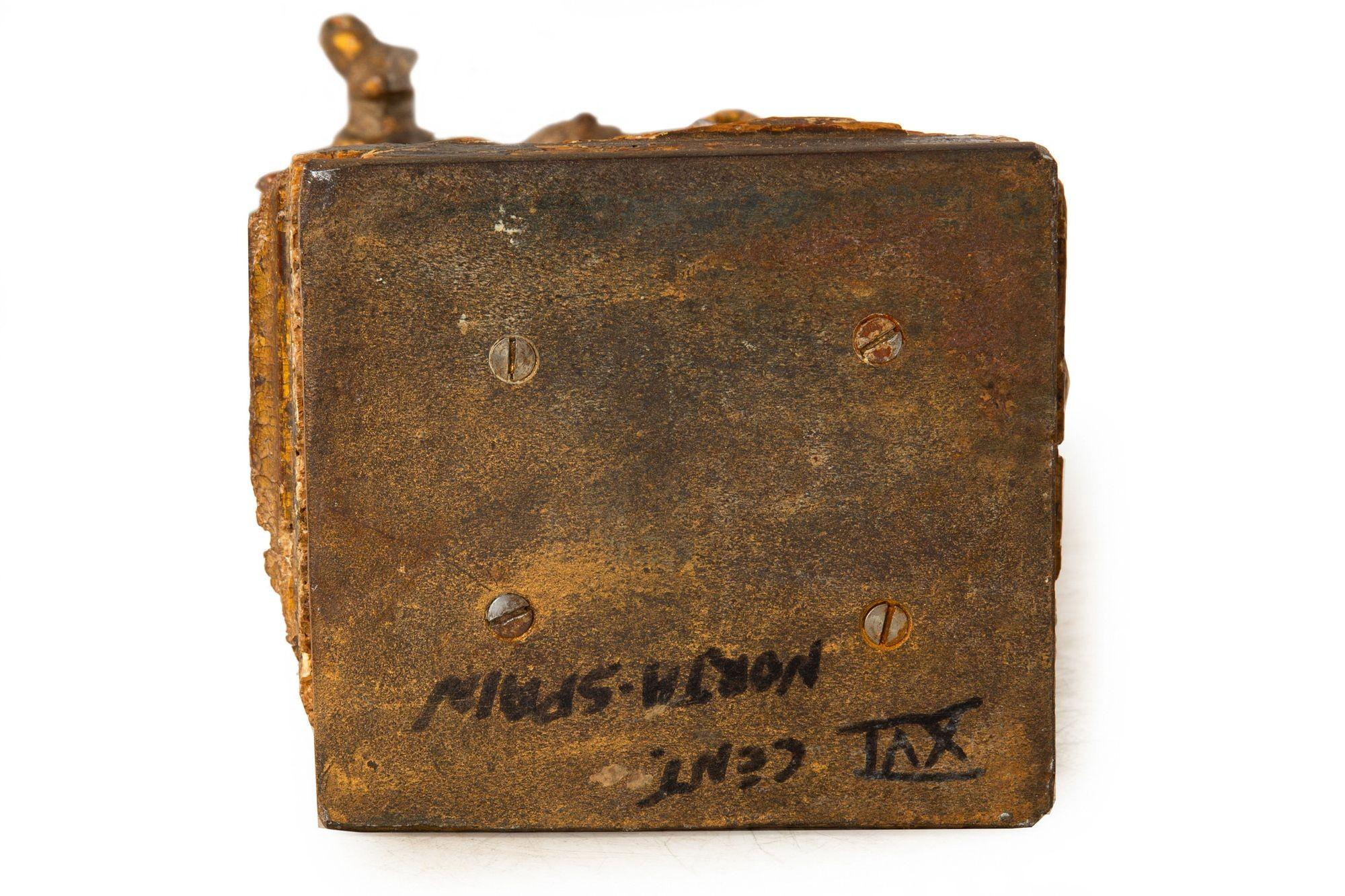 Très belle figure sculptée polychrome d'un saint évêque, vers le XVIIe siècle en vente 8