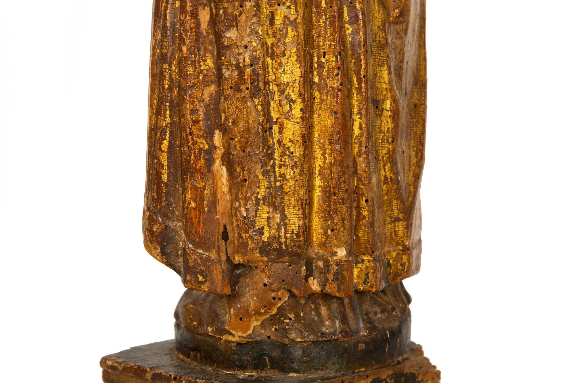 Très belle figure sculptée polychrome d'un saint évêque, vers le XVIIe siècle en vente 9