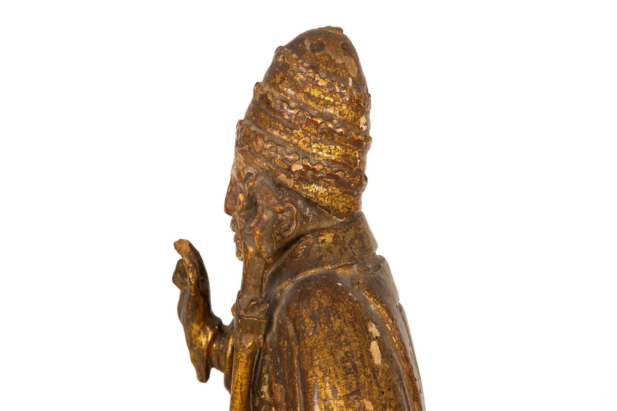 Très belle figure sculptée polychrome d'un saint évêque, vers le XVIIe siècle en vente 10