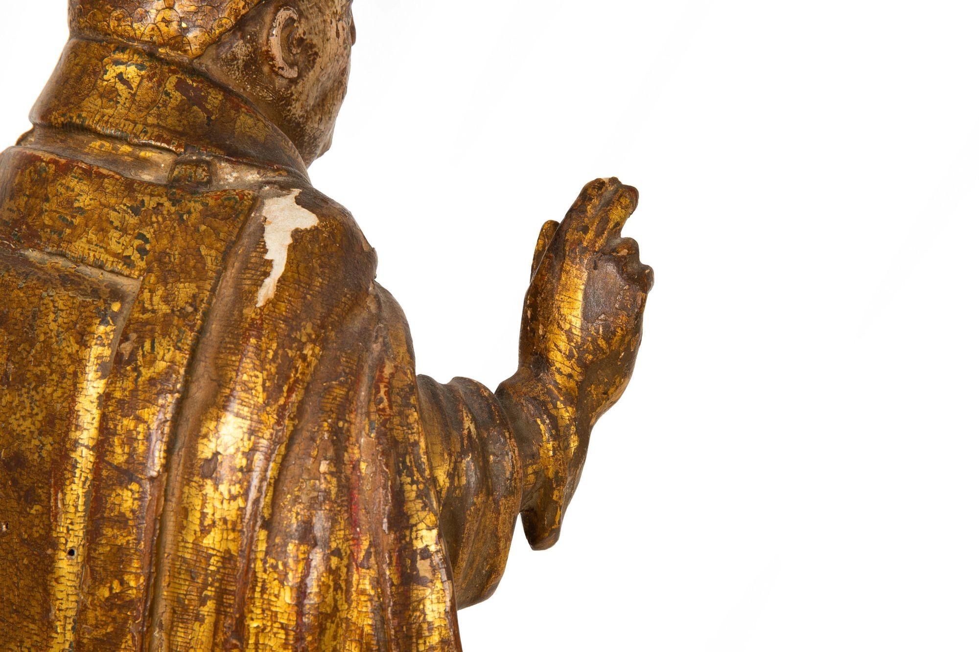 Très belle figure sculptée polychrome d'un saint évêque, vers le XVIIe siècle en vente 11