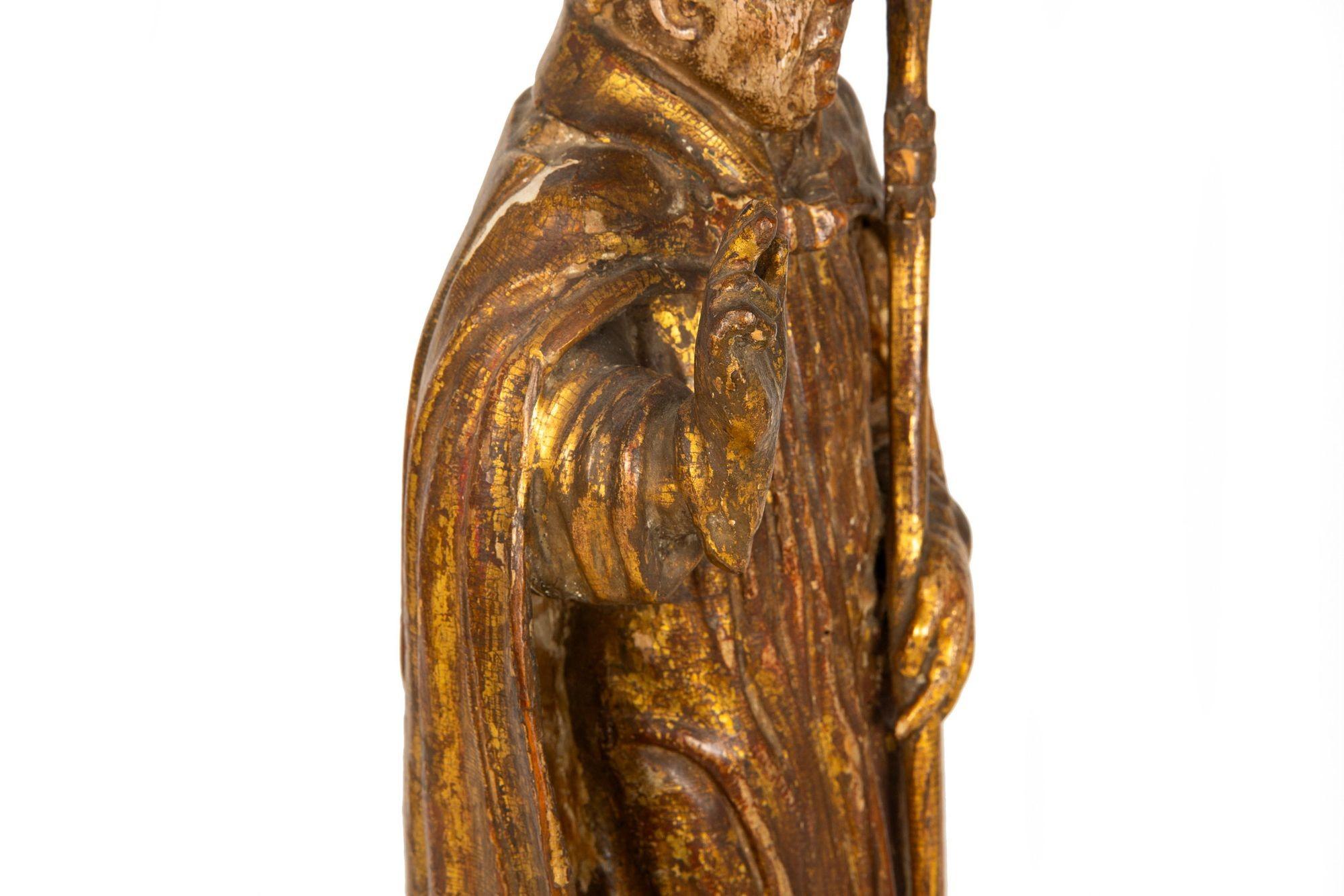 Très belle figure sculptée polychrome d'un saint évêque, vers le XVIIe siècle en vente 12