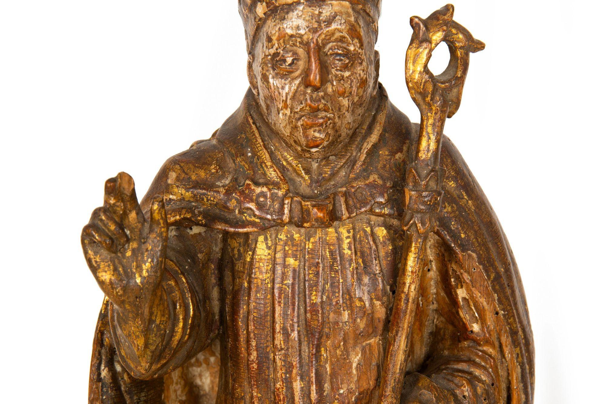 Très belle figure sculptée polychrome d'un saint évêque, vers le XVIIe siècle en vente 13