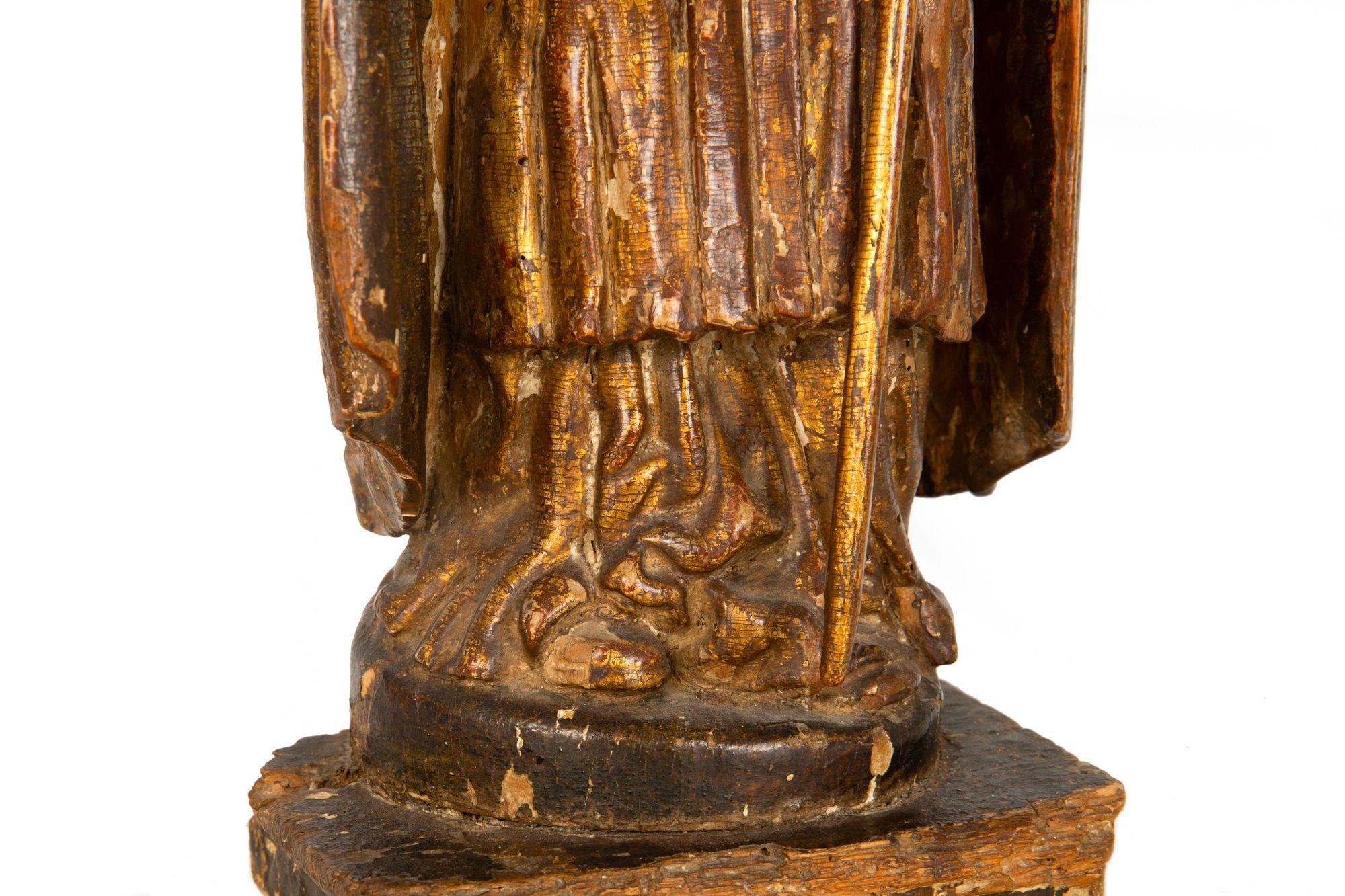 Très belle figure sculptée polychrome d'un saint évêque, vers le XVIIe siècle en vente 14