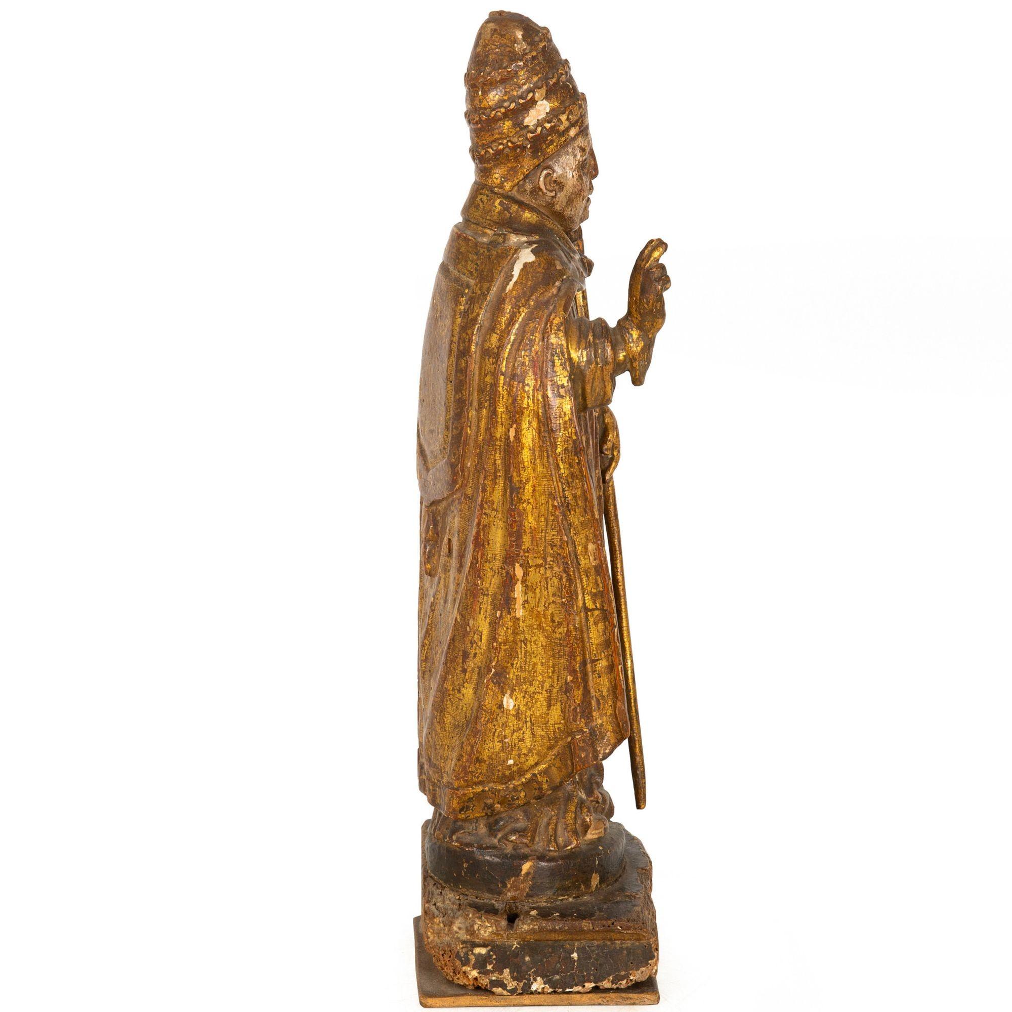 XVIIIe siècle et antérieur Très belle figure sculptée polychrome d'un saint évêque, vers le XVIIe siècle en vente