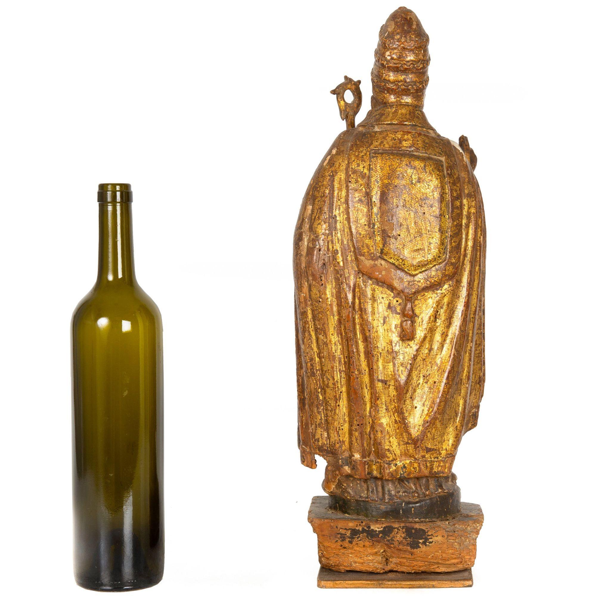 Très belle figure sculptée polychrome d'un saint évêque, vers le XVIIe siècle en vente 1