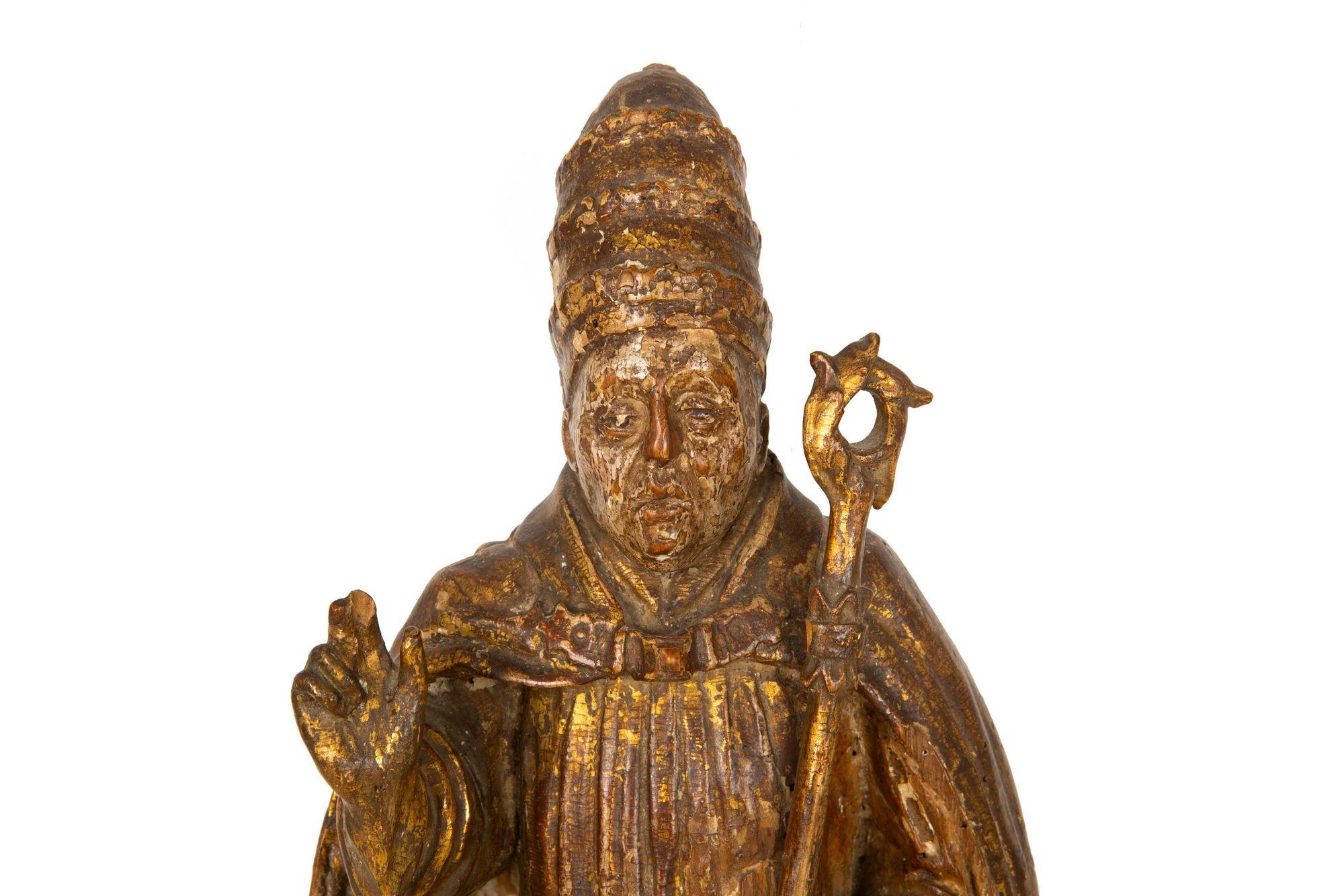 Très belle figure sculptée polychrome d'un saint évêque, vers le XVIIe siècle en vente 2