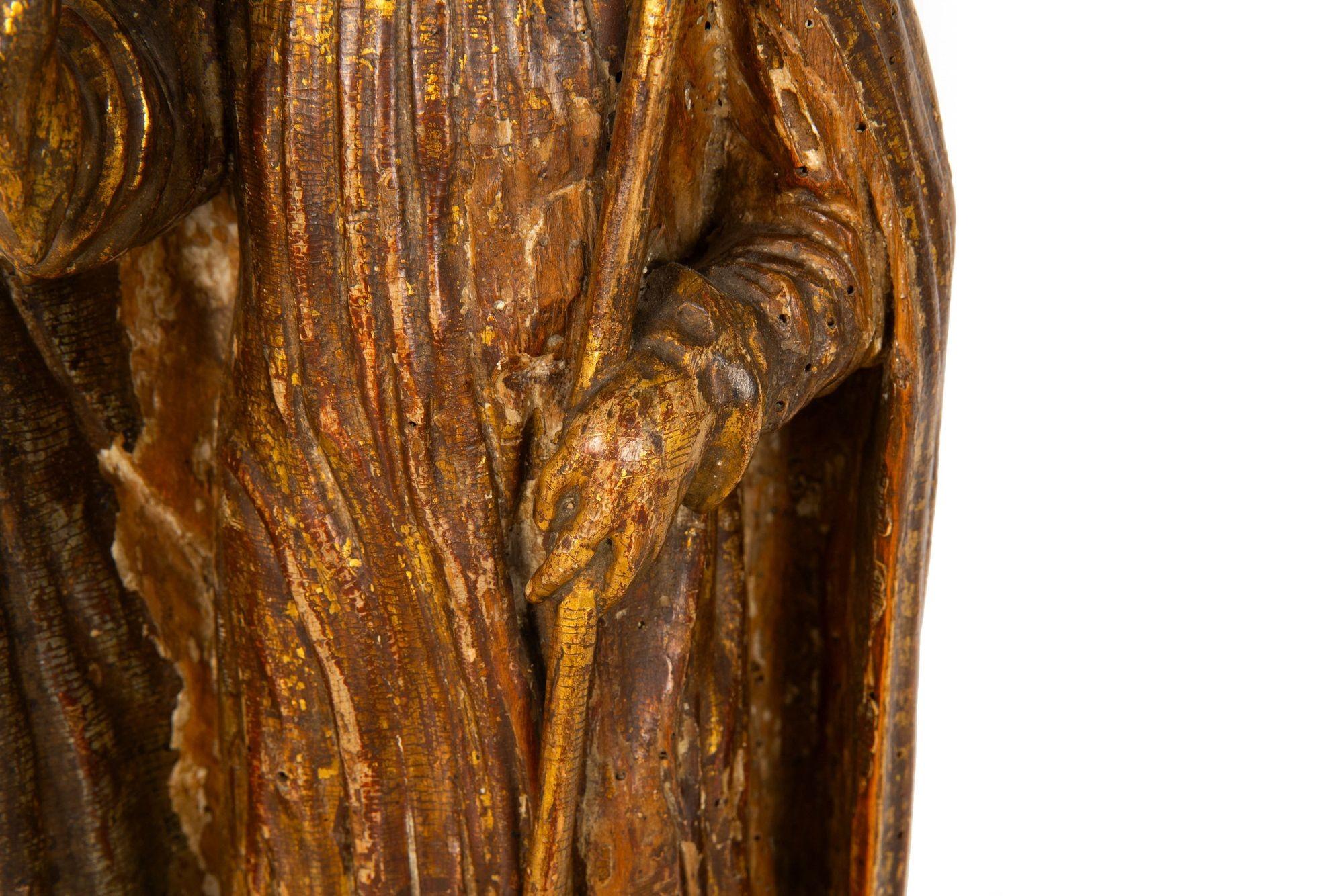 Très belle figure sculptée polychrome d'un saint évêque, vers le XVIIe siècle en vente 3