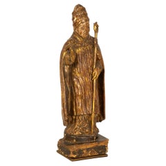 Raffinata figura intagliata e policromata di un santo vescovo, circa 17° secolo