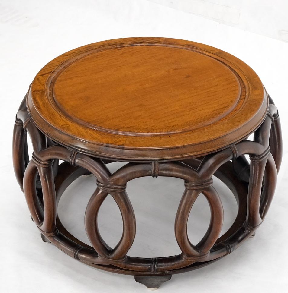 Inconnu Table basse d'appoint ronde en acajou massif sculpté de très belle qualité en vente