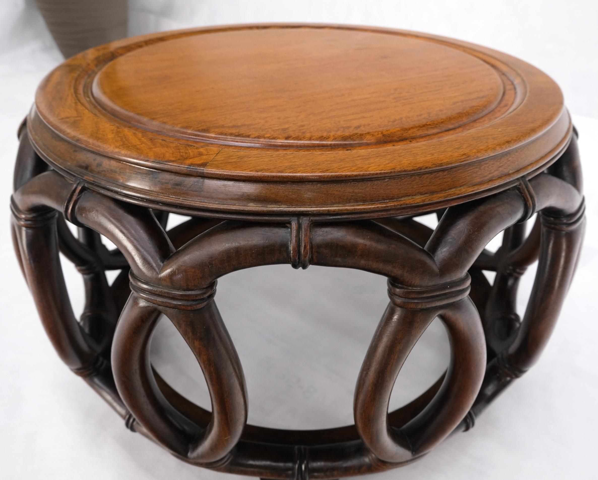 Table basse d'appoint ronde en acajou massif sculpté de très belle qualité Bon état - En vente à Rockaway, NJ